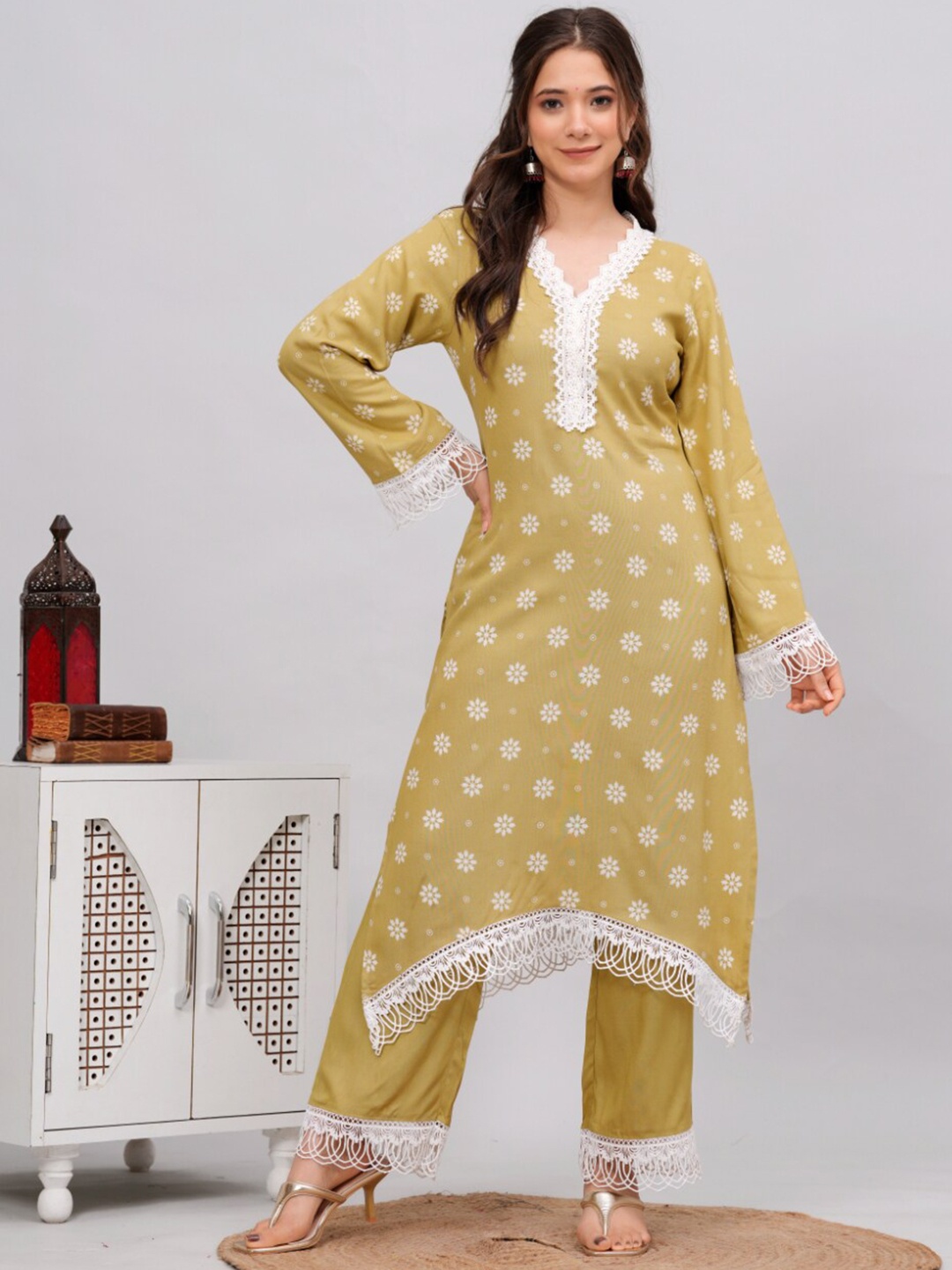 

DAEVISH Floral Printed Lace work High Slit Kurta with Trousers, Green