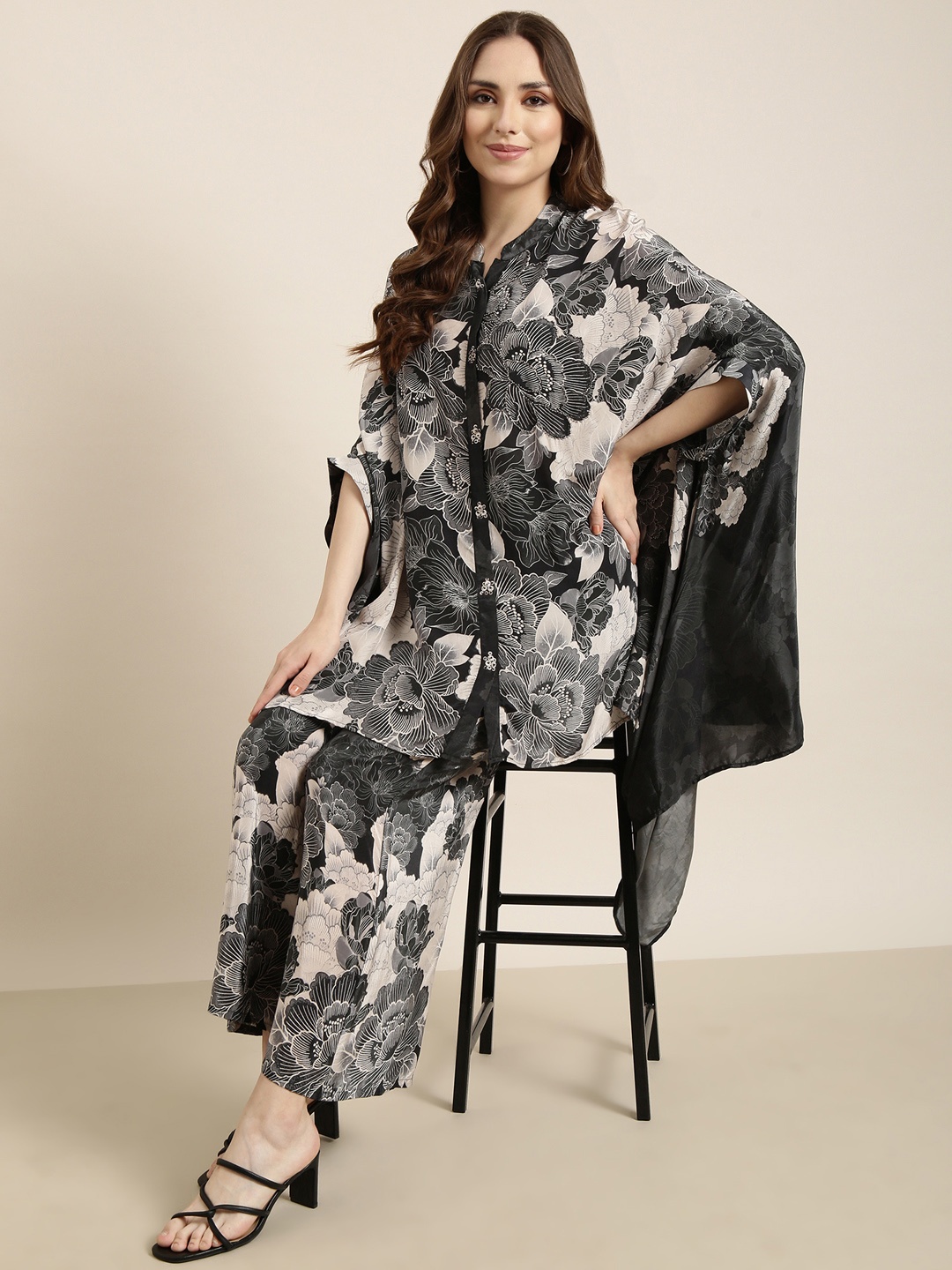 

SHOWOFF Floral Printed Mandarin Collar Shirt & Mid-Rise Trouser, Charcoal