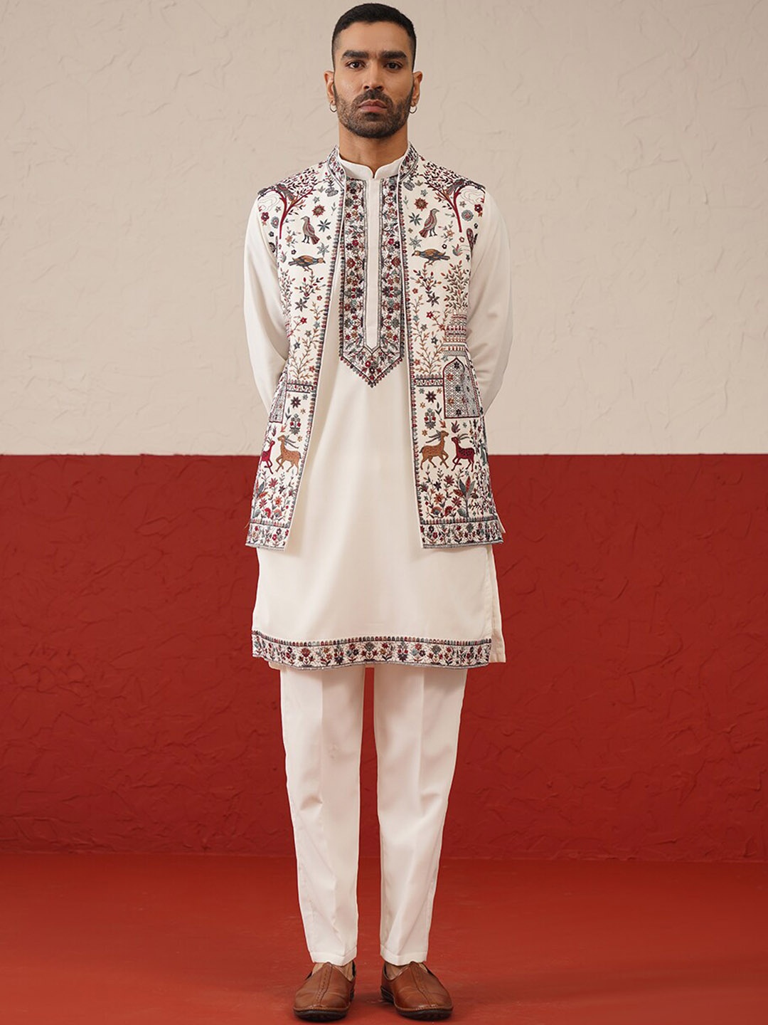 

KALPRAAG Floral Embroidered Mandarin Collar Full Sleeves Sequinned Kurta With Trousers, Off white