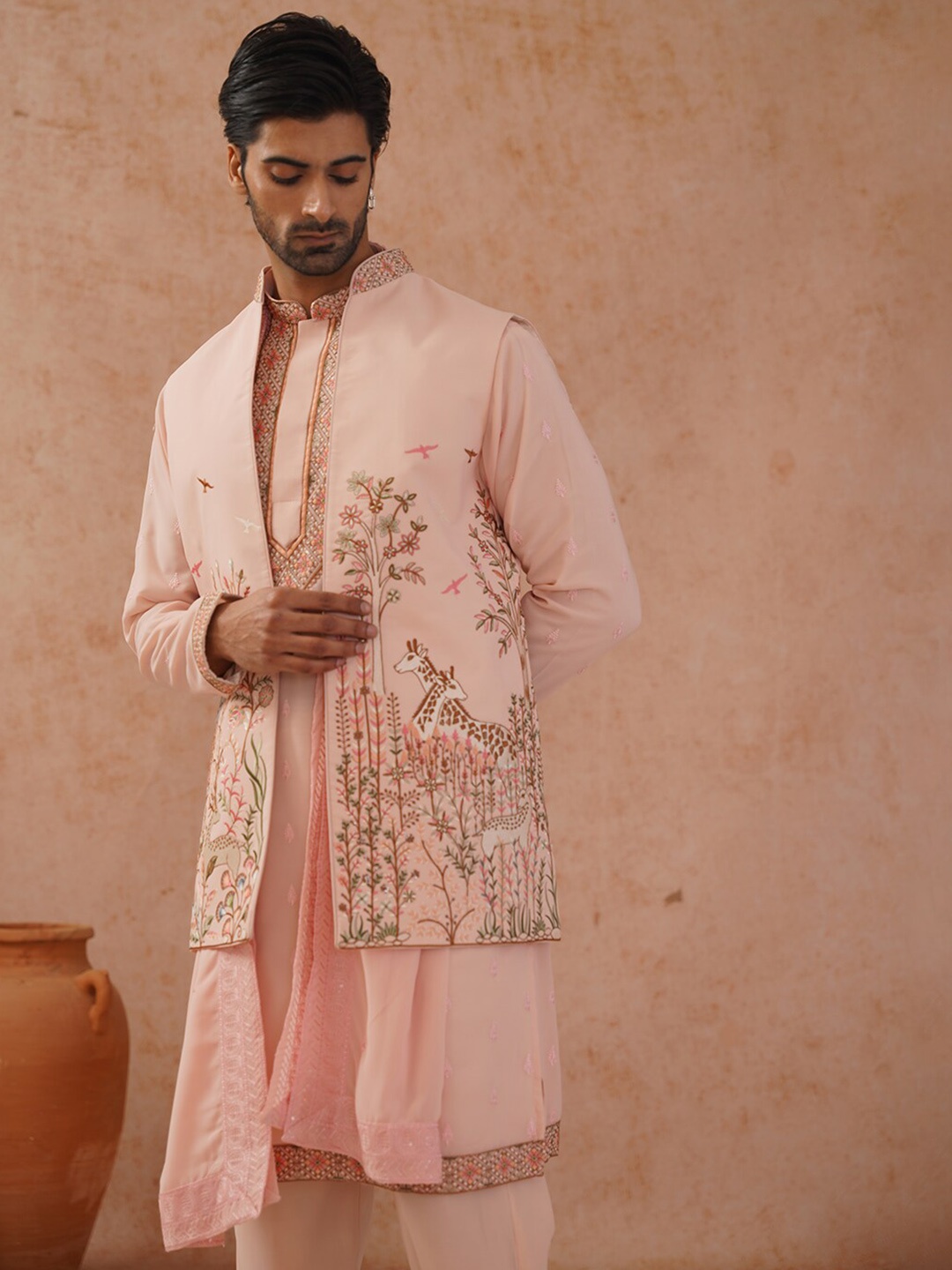 

KALPRAAG Men Ethnic Motifs Embroidered Thread Work Kurta with Trousers & Dupatta, Pink