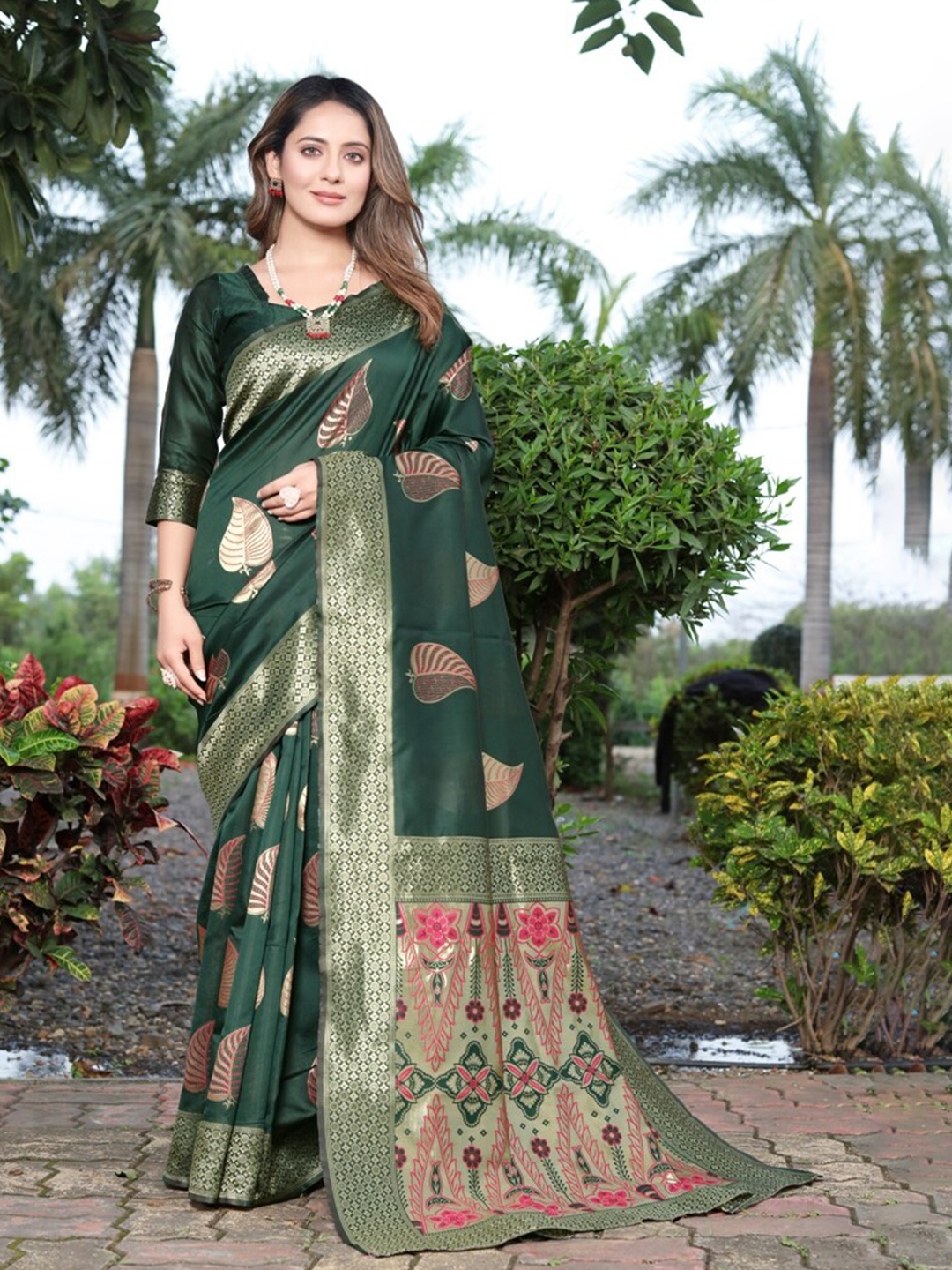 

MORLY Ethnic Motifs Woven Design Zari Kanjeevaram Saree, Green