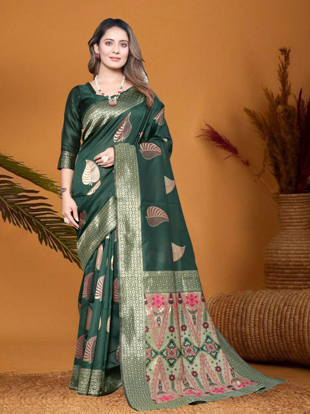 

MORLY Ethnic Motifs Woven Design Zari Kanjeevaram Saree, Green