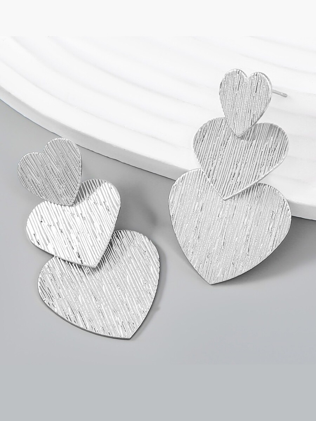 

EL REGALO Heart Shaped Drop Earrings, Grey