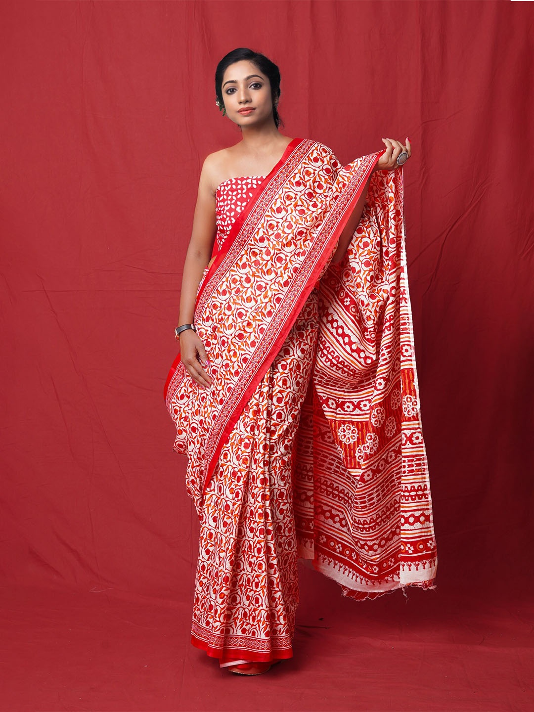 

Unnati Silks Floral Silk Cotton Handloom Block Print Saree, White