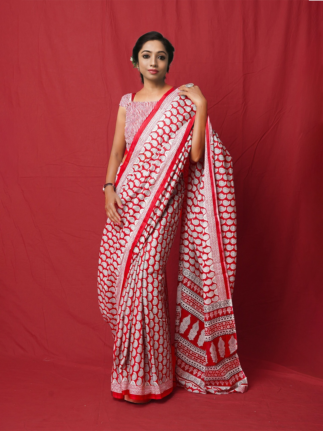 

Unnati Silks Ethnic Motifs Silk Cotton Handloom Block Print Saree, Red