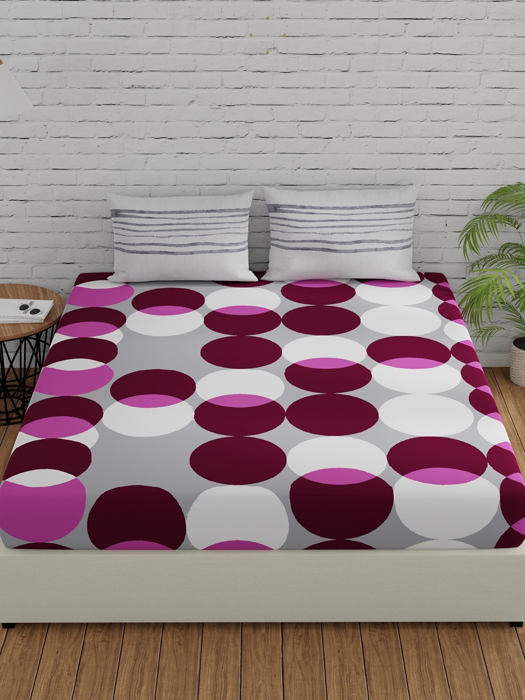 

Huesland Grey & White Printed Cotton 144 TC Queen Bedsheet With 2 Pillow Covers