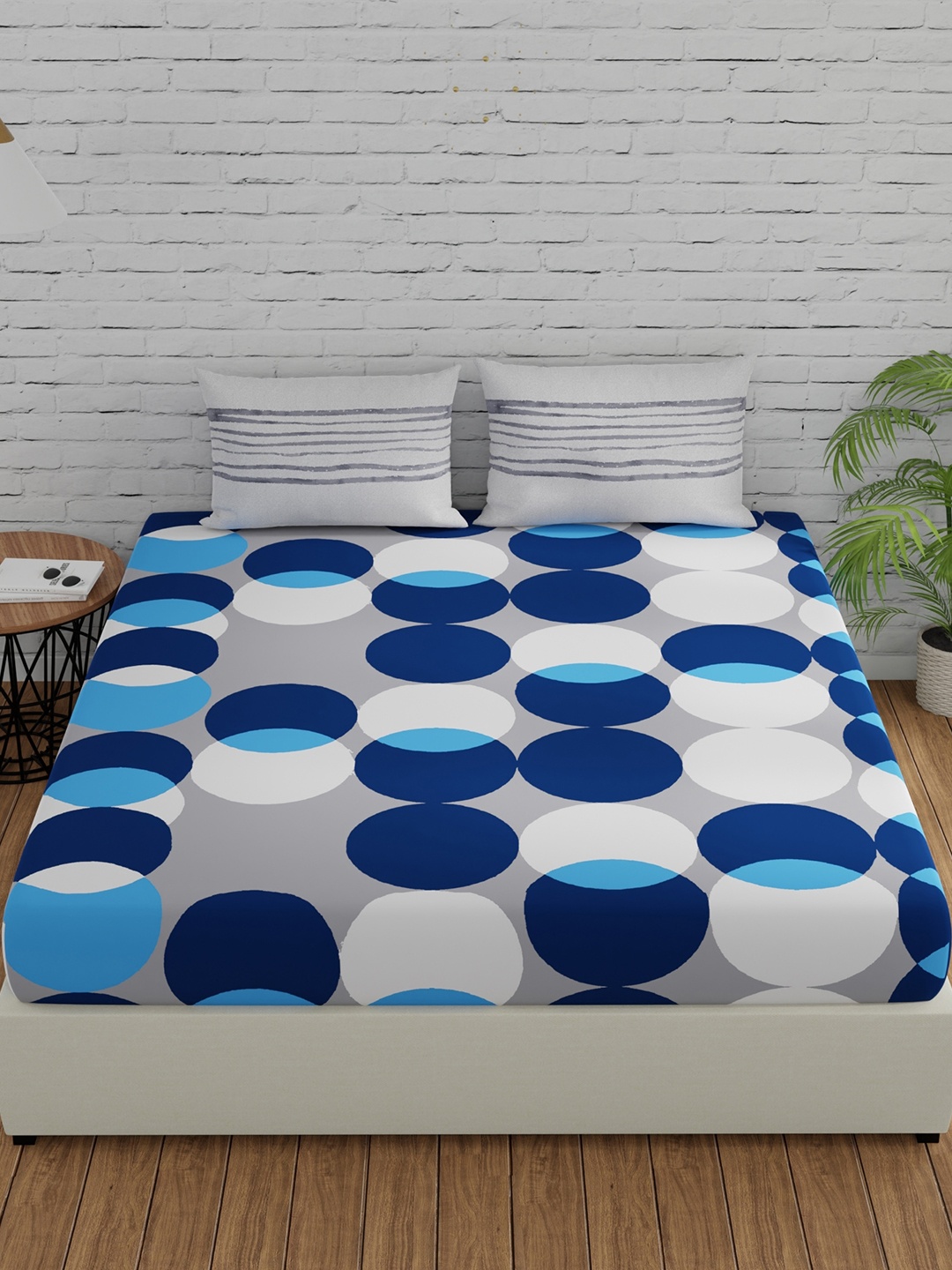 

Huesland Blue & White Printed Cotton 144 TC Queen Bedsheet With 2 Pillow Covers