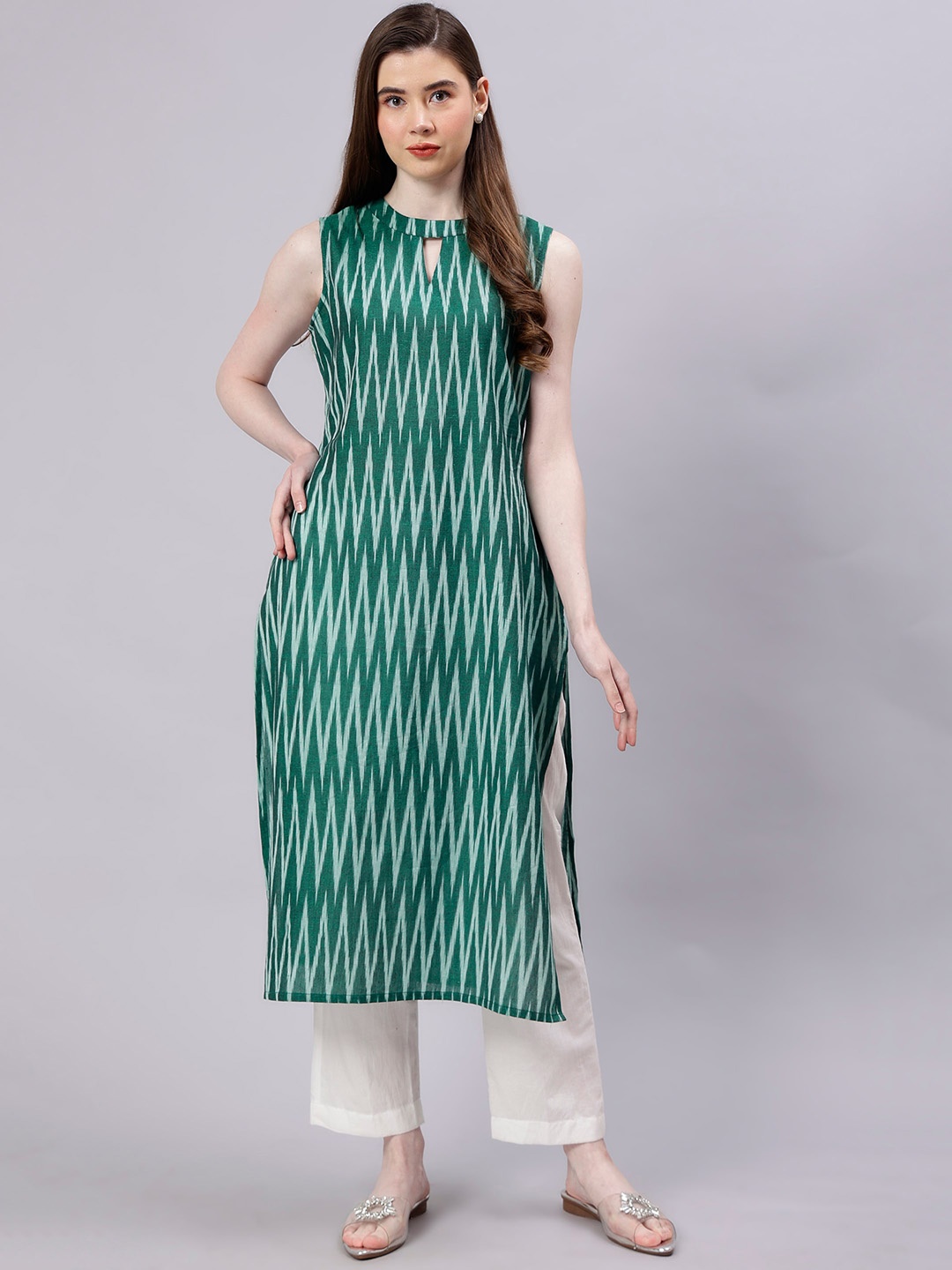 

ENTELLUS Geometric Printed Keyhole Neck Cotton Sleeveless Straight Kurta, Green