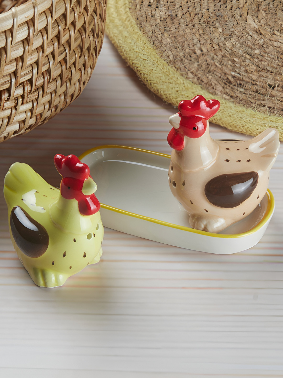 

Kookee Green & Cream 2 Pieces Hen Design Ceramic Salt & Pepper With Tray