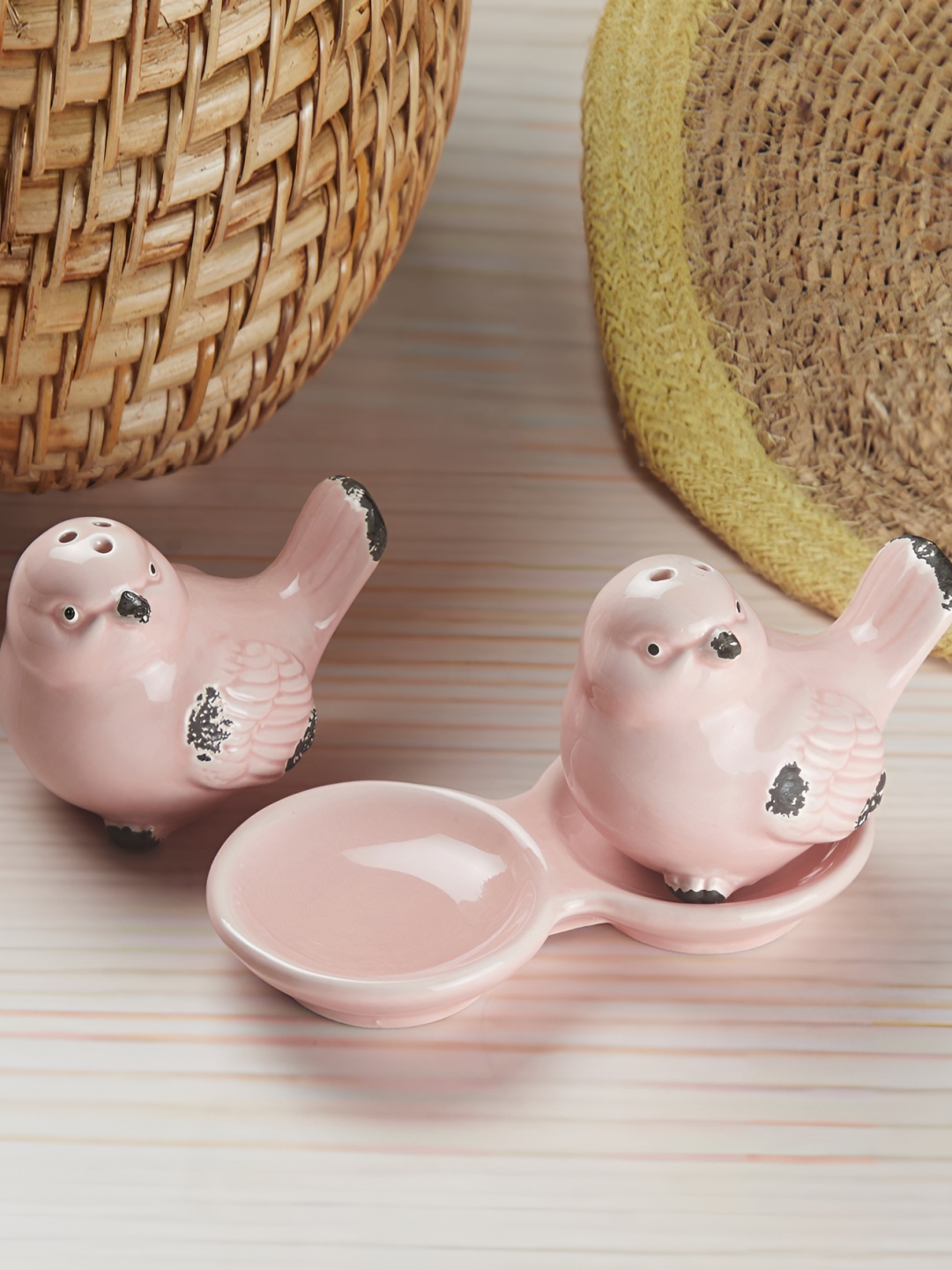 

Kookee Pink 2 Pieces Sparrow Design Ceramic Salt & Pepper Shakers With Tray