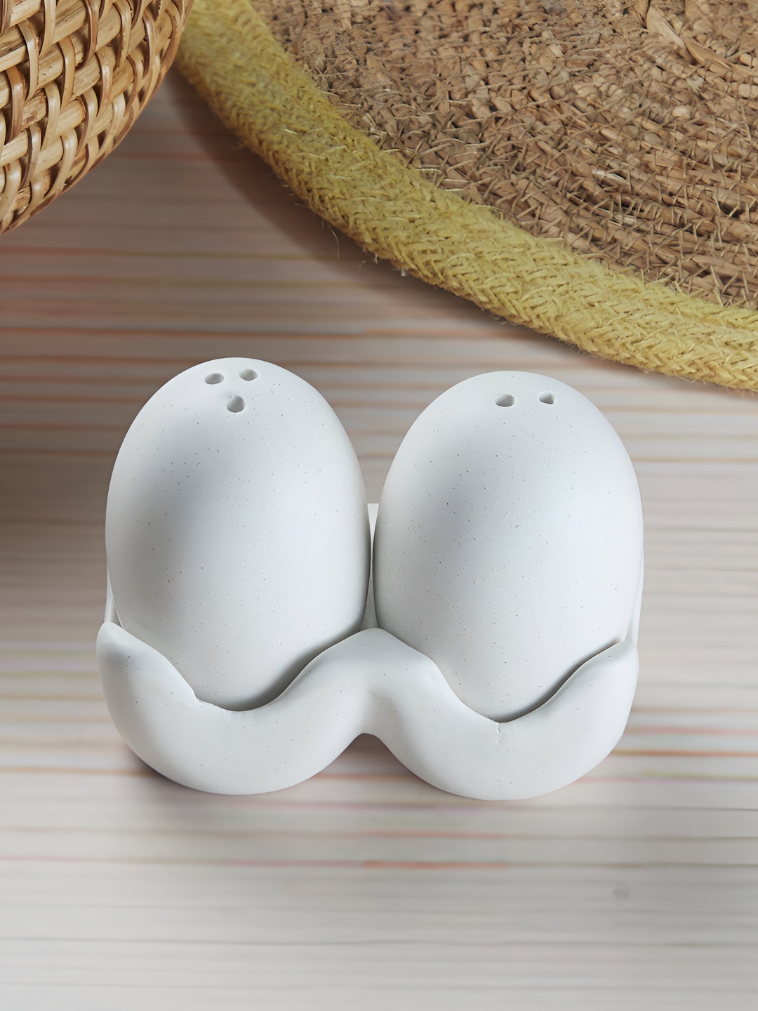 

Kookee White 2 Pieces Ceramic Salt Pepper Container Set With Tray