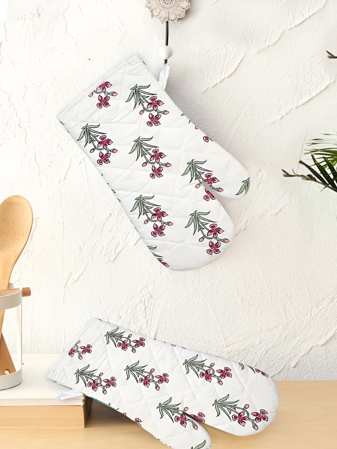 

Texstylers White & Pink 2 Pieces Printed Cotton Padded Oven Gloves