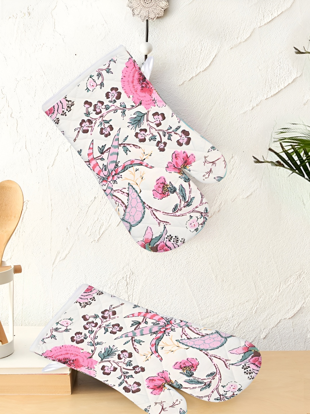

Texstylers White & Pink 2 Pieces Floral Printed Cotton Padded Oven Gloves