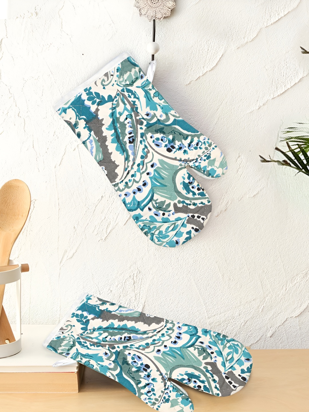 

Texstylers Blue & White 2 Pieces Printed Cotton Padded Oven Gloves