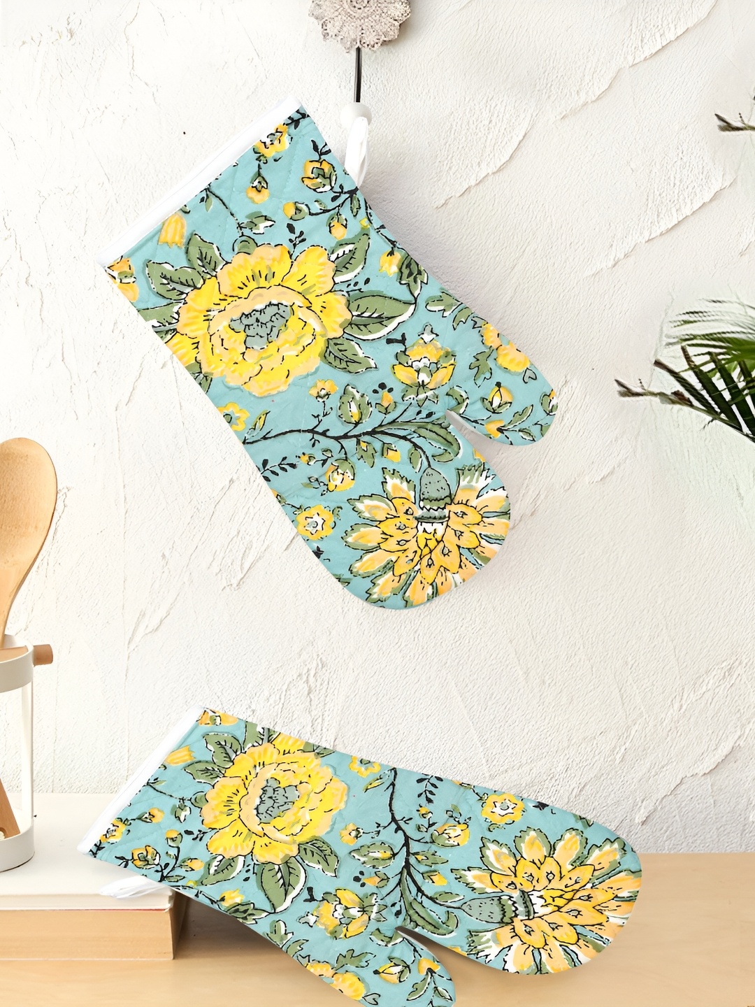 

Texstylers Green & Yellow 2 Pieces Floral Printed Cotton Padded Oven Gloves