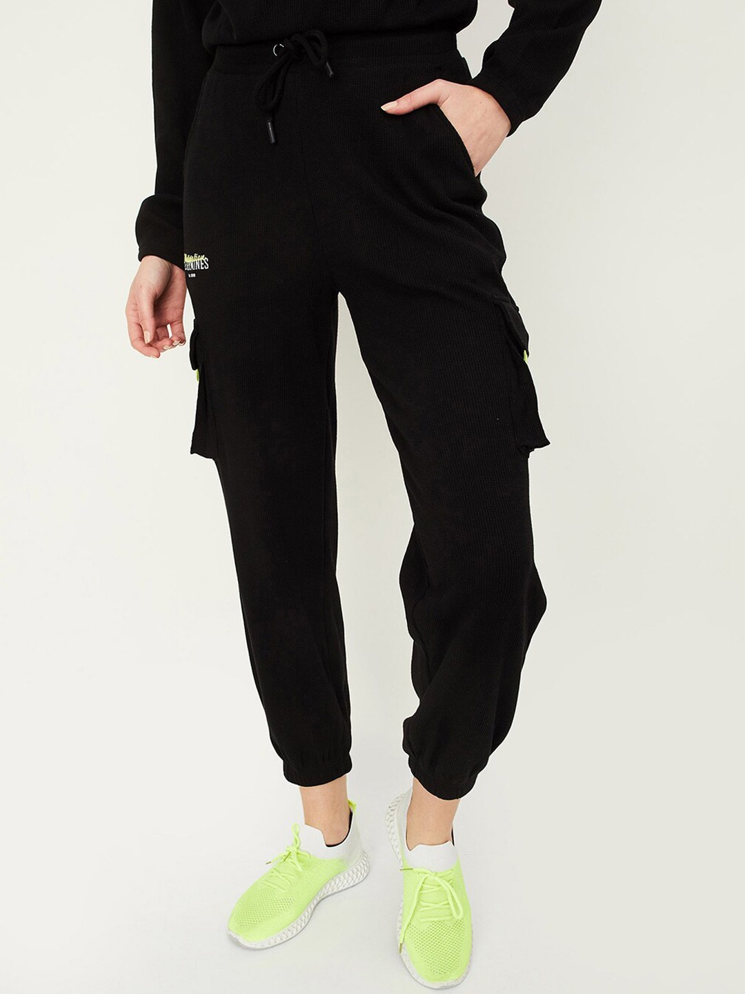 

max Women Mid-Rise Joggers, Black