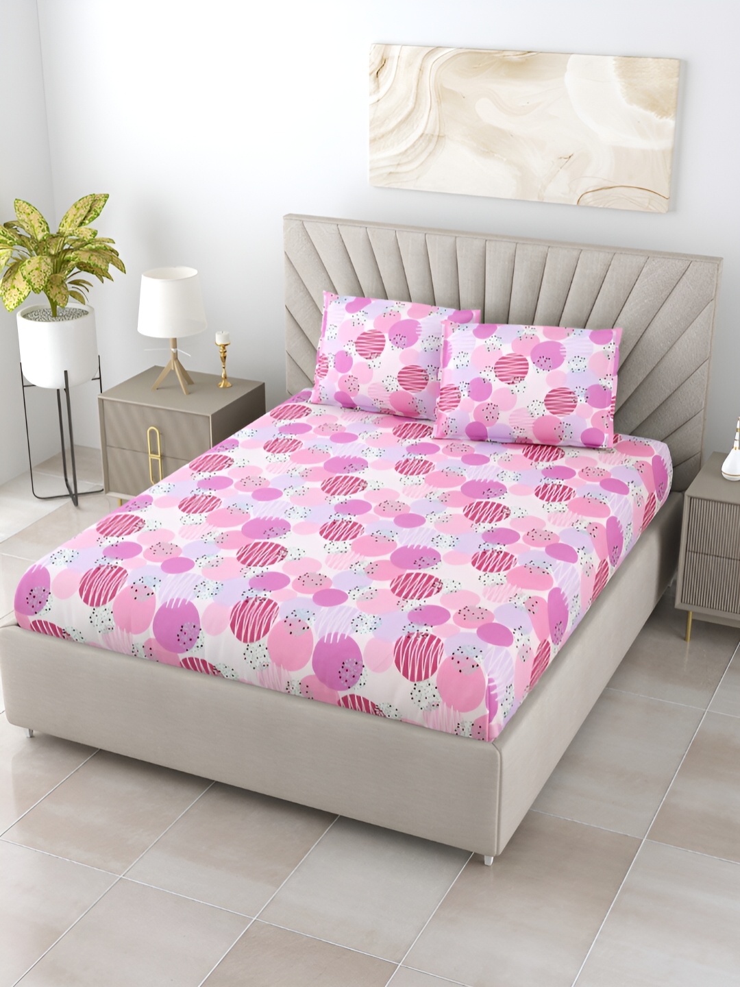 

BOMBAY DYEING ELIXIRPink & White Geometric 144 TC King Bedsheet with 2 Pillow Covers, Pink