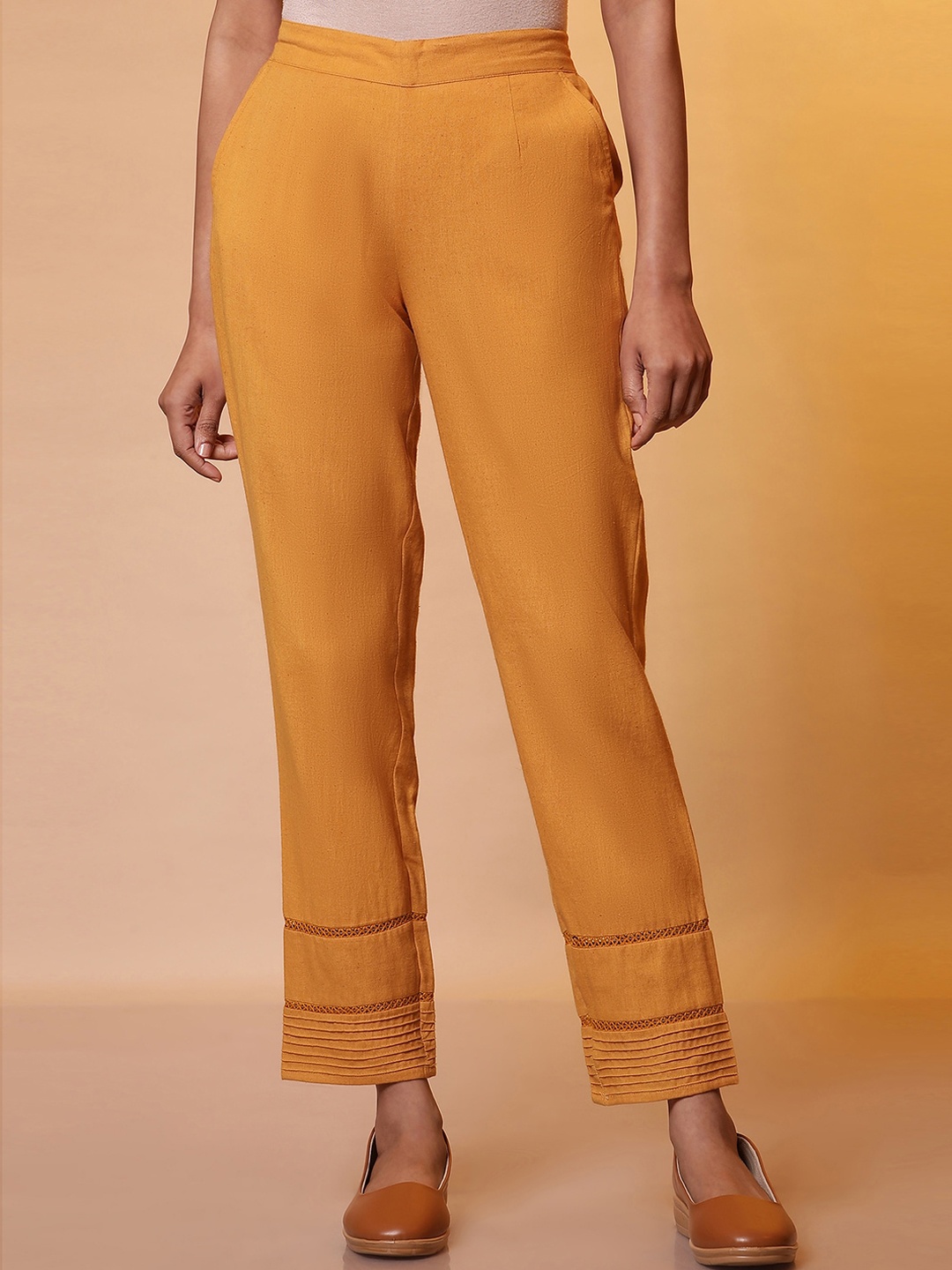 

AURELIA Women Slim Fit Trousers, Yellow
