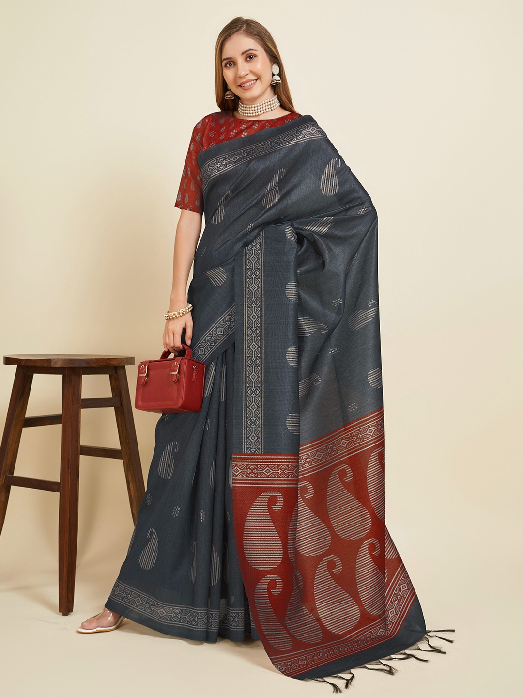 

Fevinaa Paisley Printed Saree, Grey