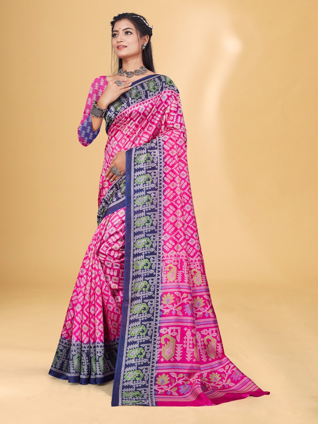 

Fevinaa Geometric Printed Silk Blend Saree, Navy blue