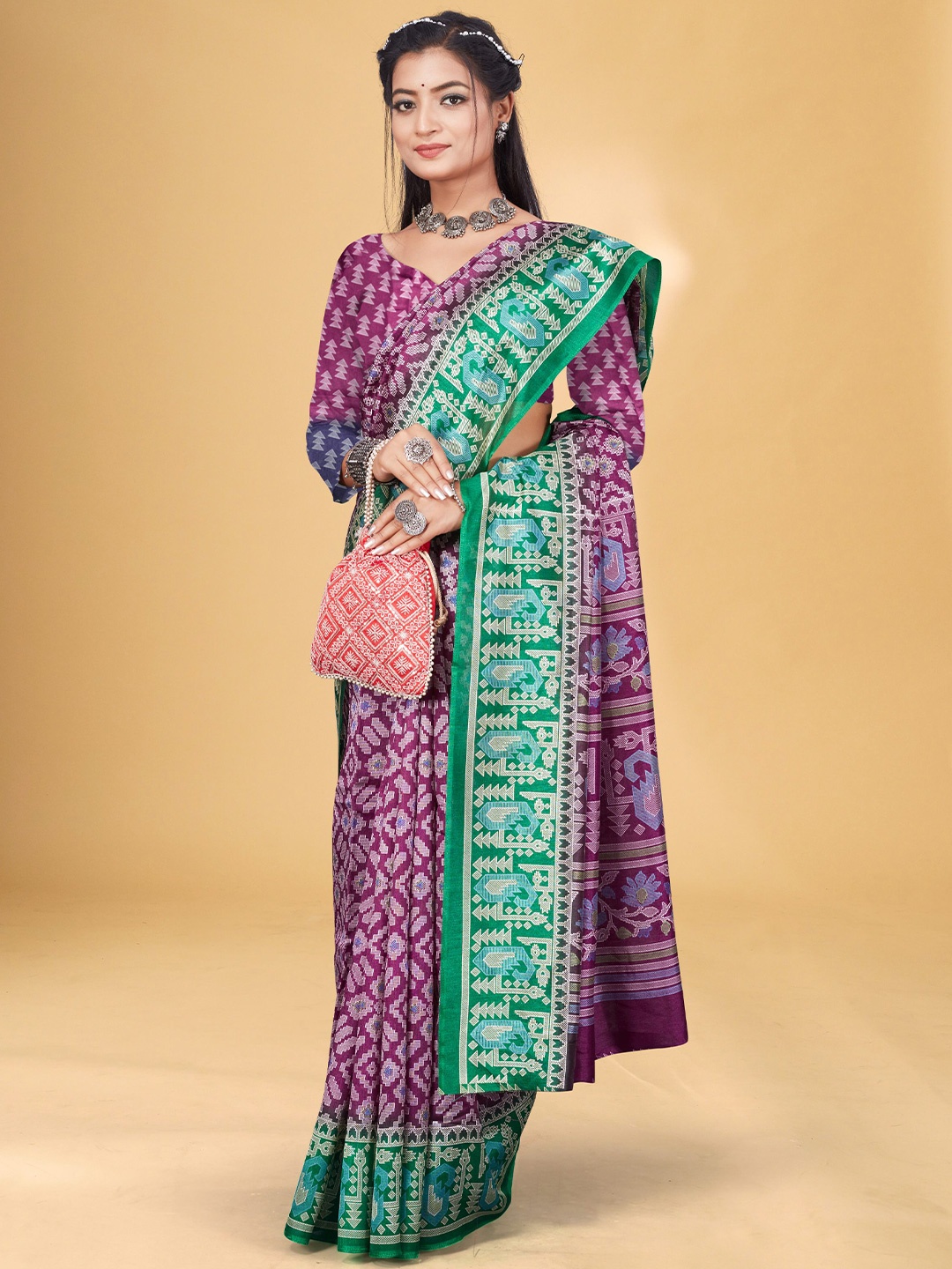 

Fevinaa Geometric Printed Silk Blend Saree, Green