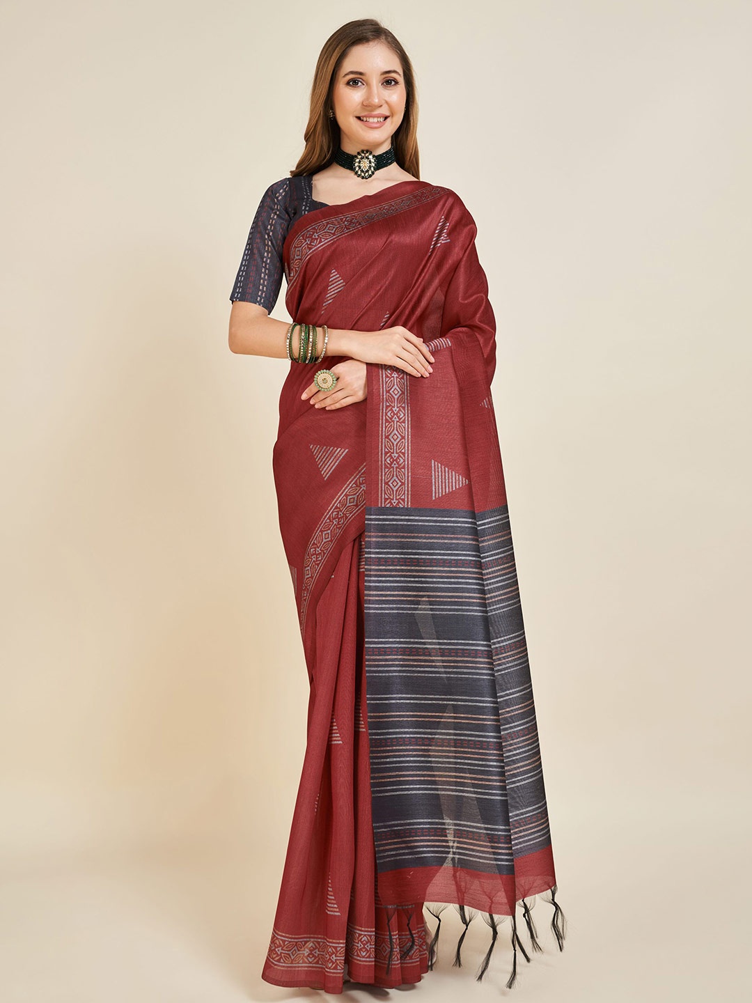 

Fevinaa Geometric Printed Silk Blend Saree, Maroon