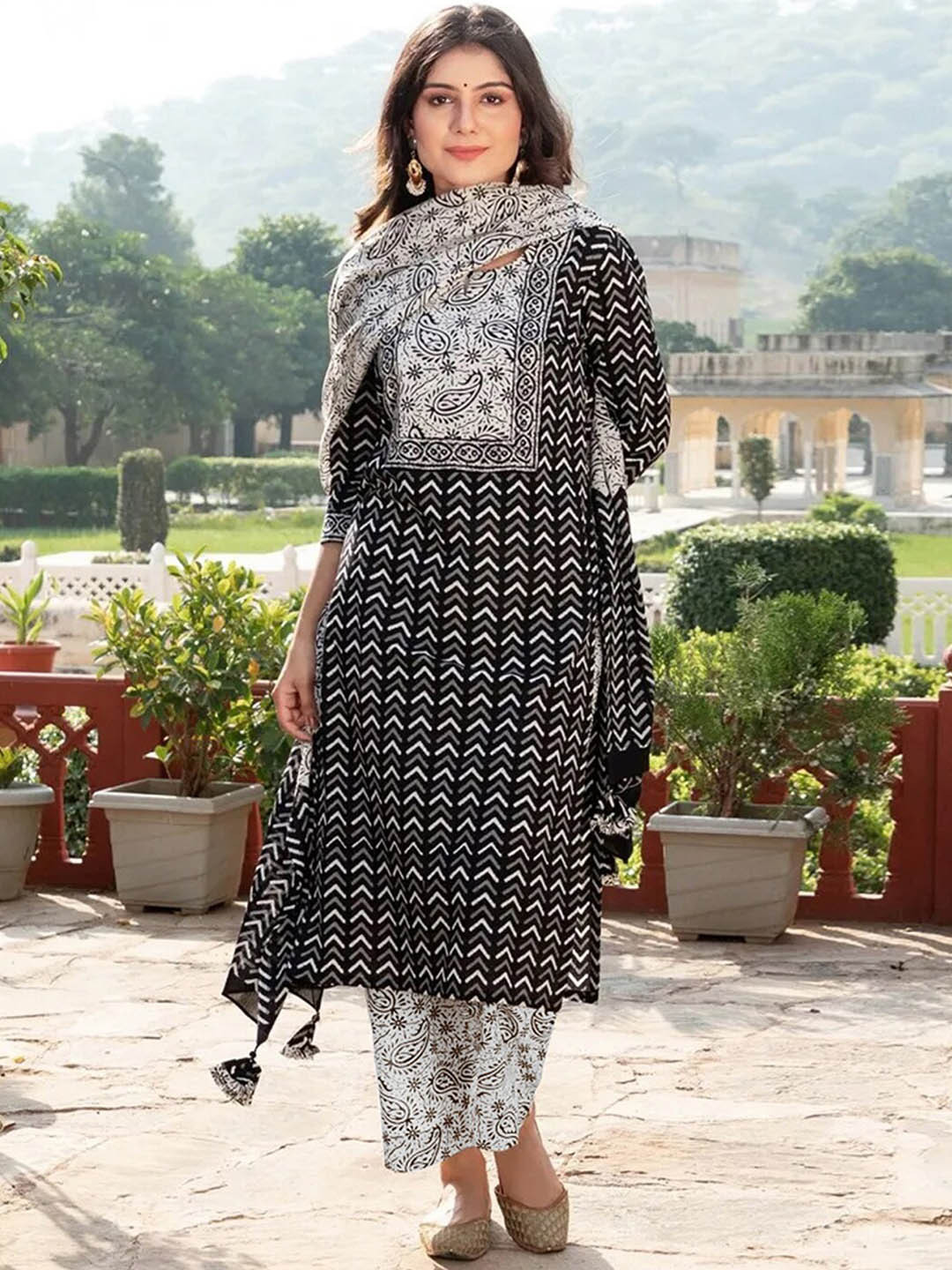 

KALINI Women Paisley Printed Regular Kurta With Palazzos & Dupatta, Black