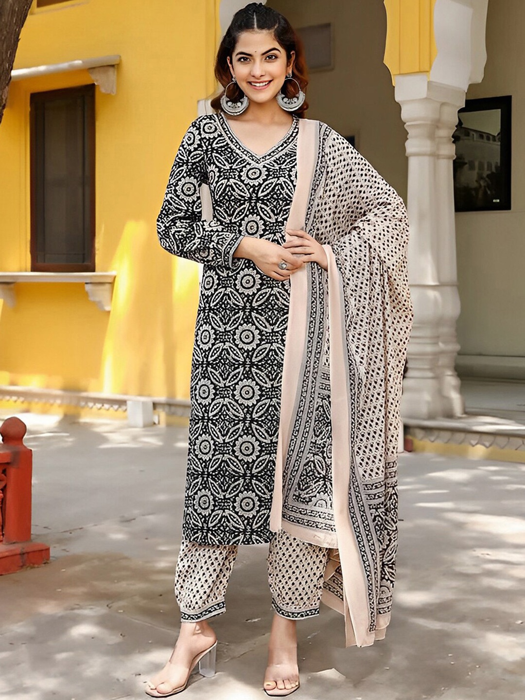 

SKYLEE Black & Cream Floral Printed Straight Kurta With Patiala & Dupatta