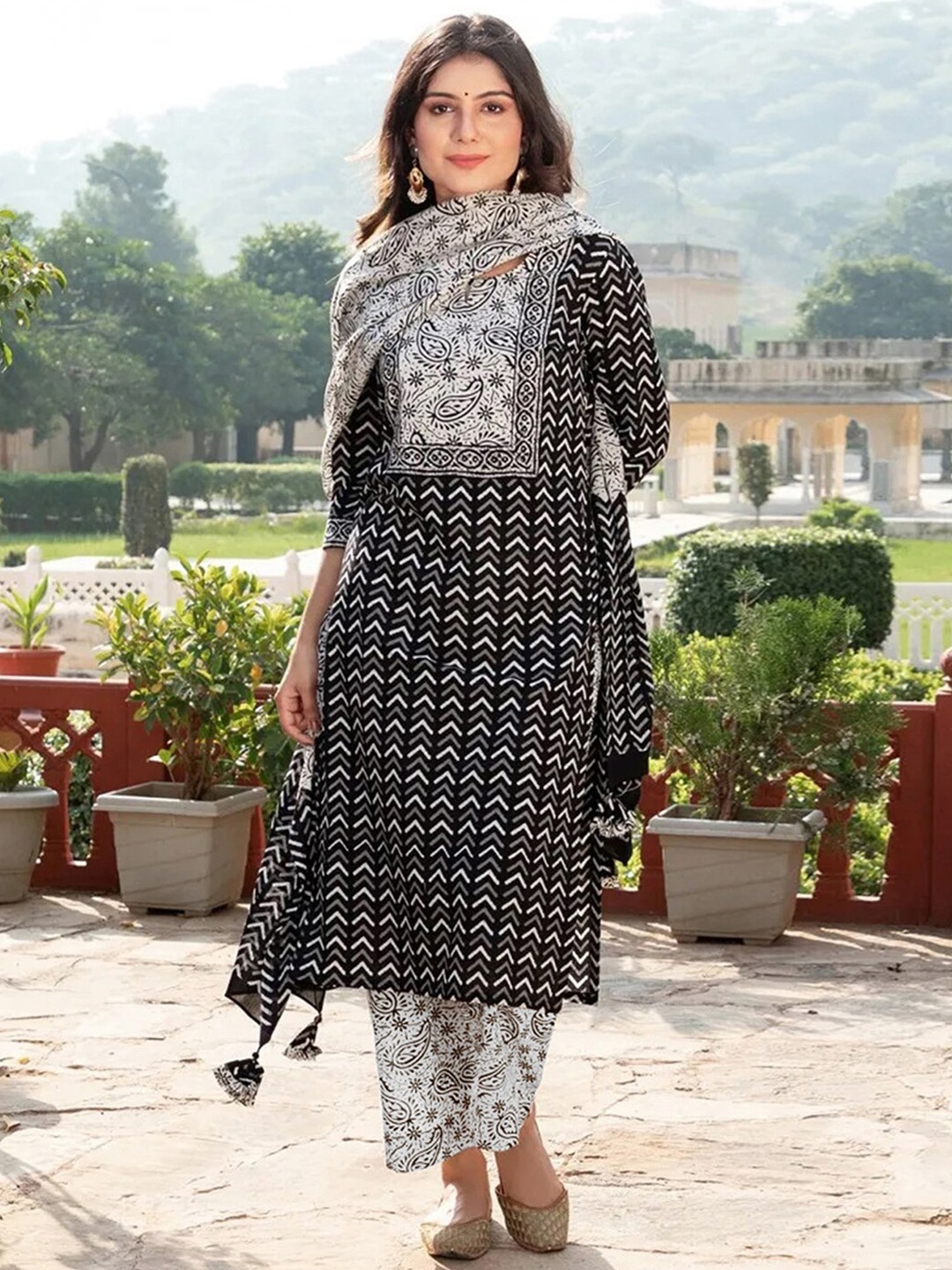 

SKYLEE Black Geometric Printed Straight Kurta With Palazzos & Dupatta