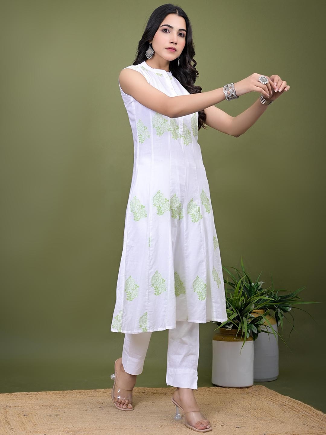 

Sangria Mandarin Collar Sleeveless Floral Printed Cotton A-Line Kurtas, White