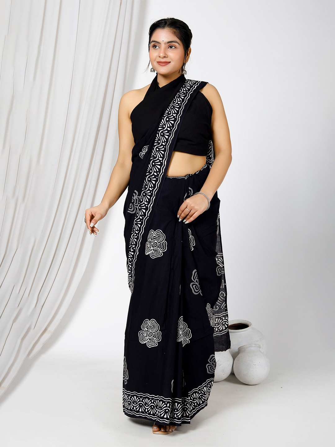 

JAIPURI BLOCK PRINT Floral Block Printed Pure Cotton Saree, Black