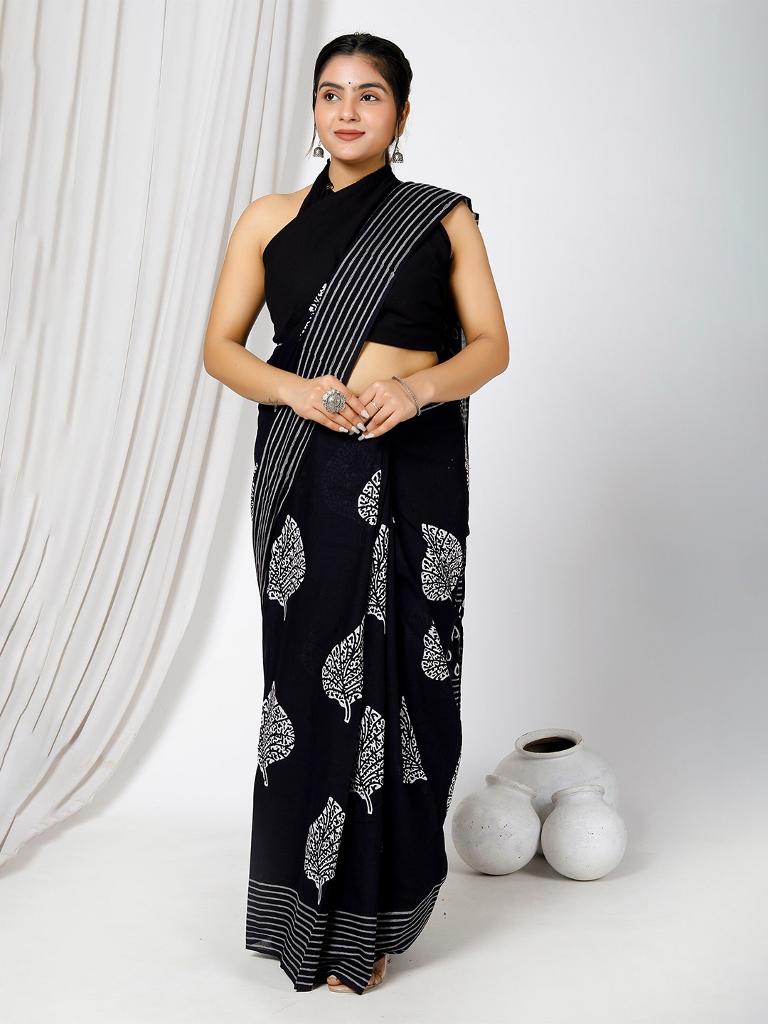 

JAIPURI BLOCK PRINT Floral Printed Pure Cotton Block Print Saree, Black