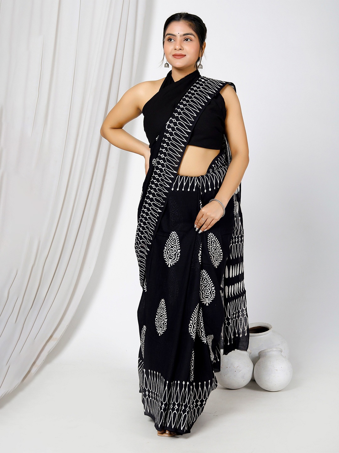 

JAIPURI BLOCK PRINT Ethnic Motifs Mulmul Cotton Block Print Saree, Black