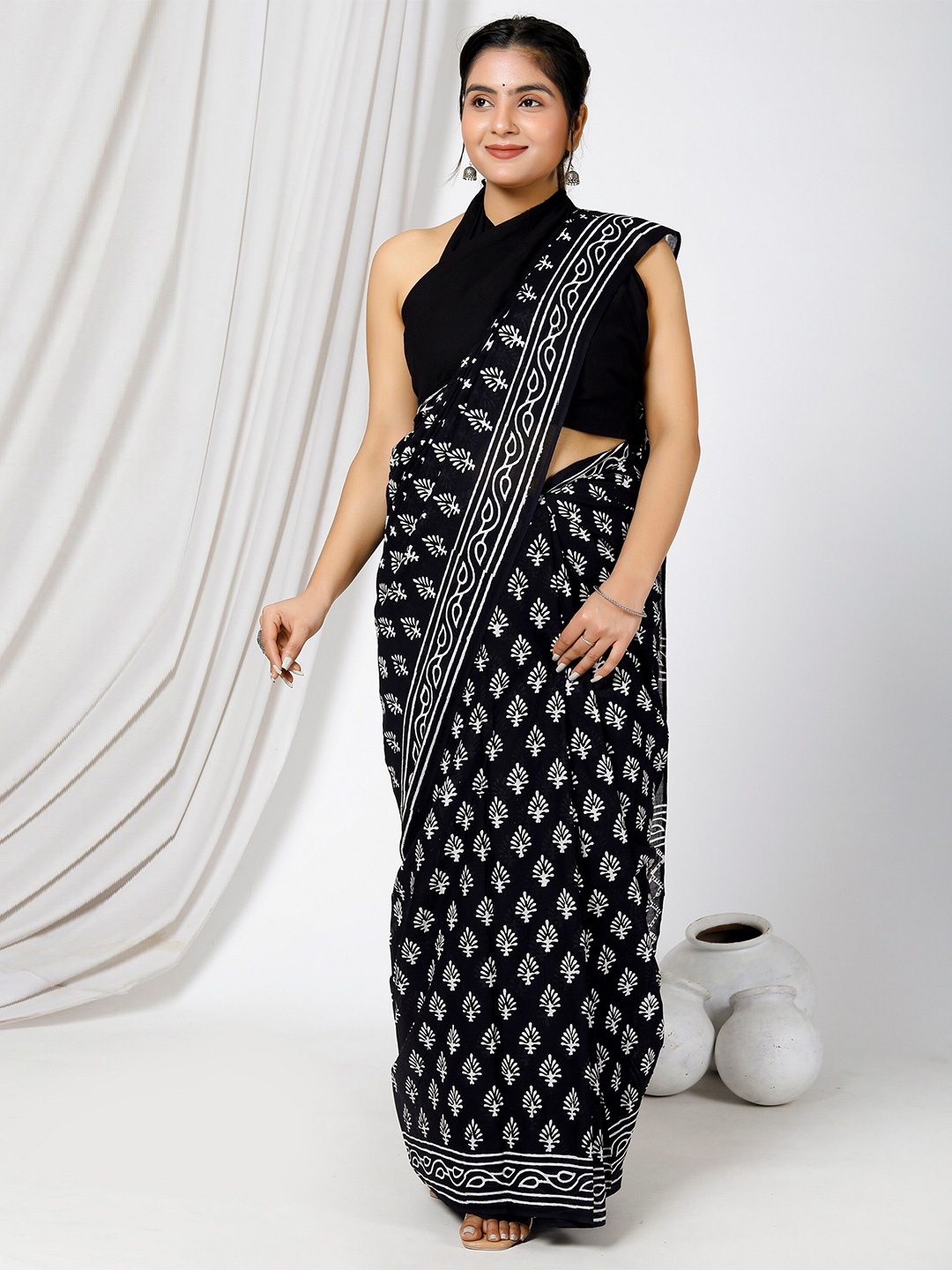 

JAIPURI BLOCK PRINT Ethnic Motifs Mulmul Cotton Block Print Saree, Black