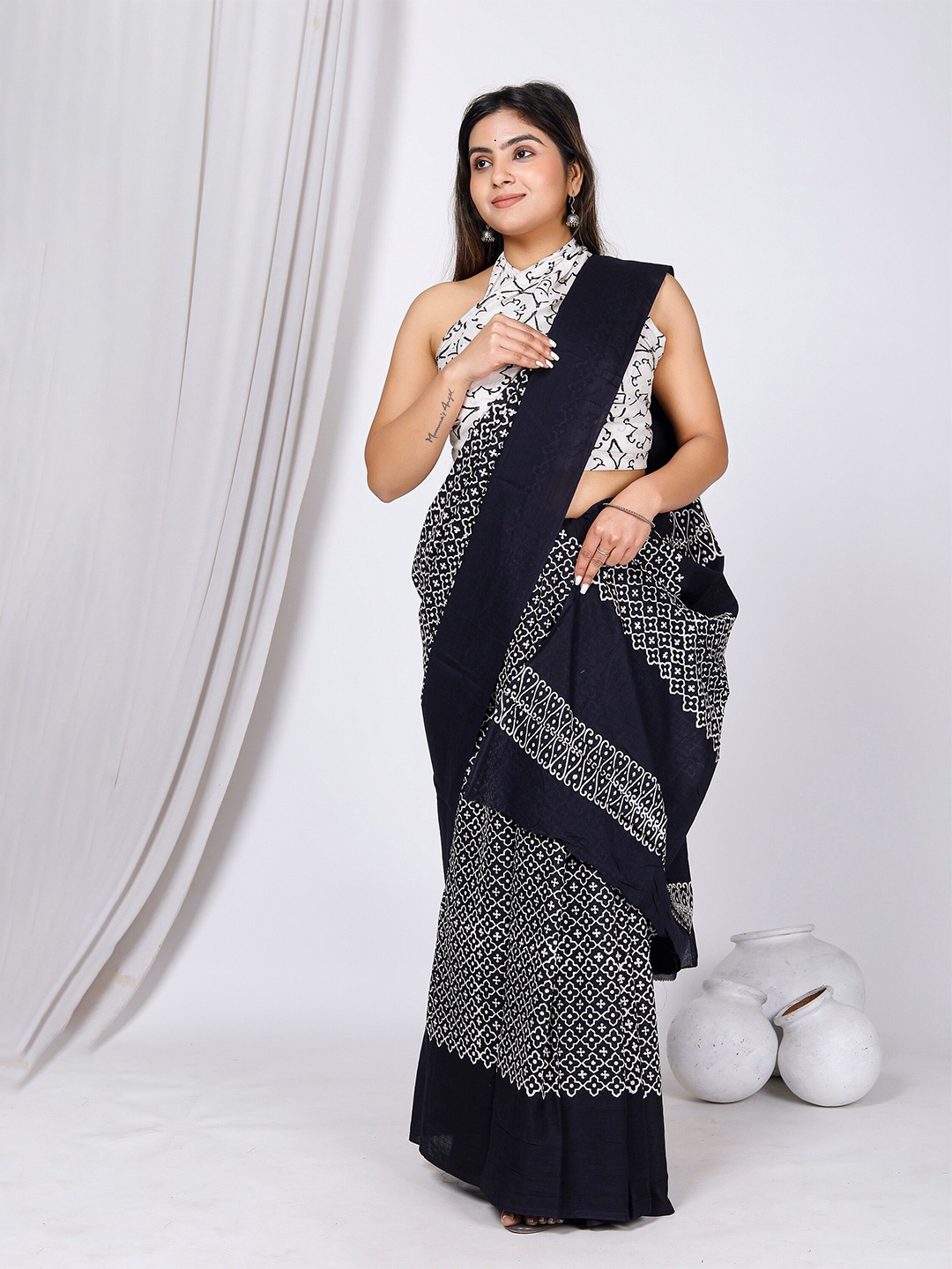 

JAIPURI BLOCK PRINT Ethnic Motifs Mulmul Cotton Block Print Saree, Black