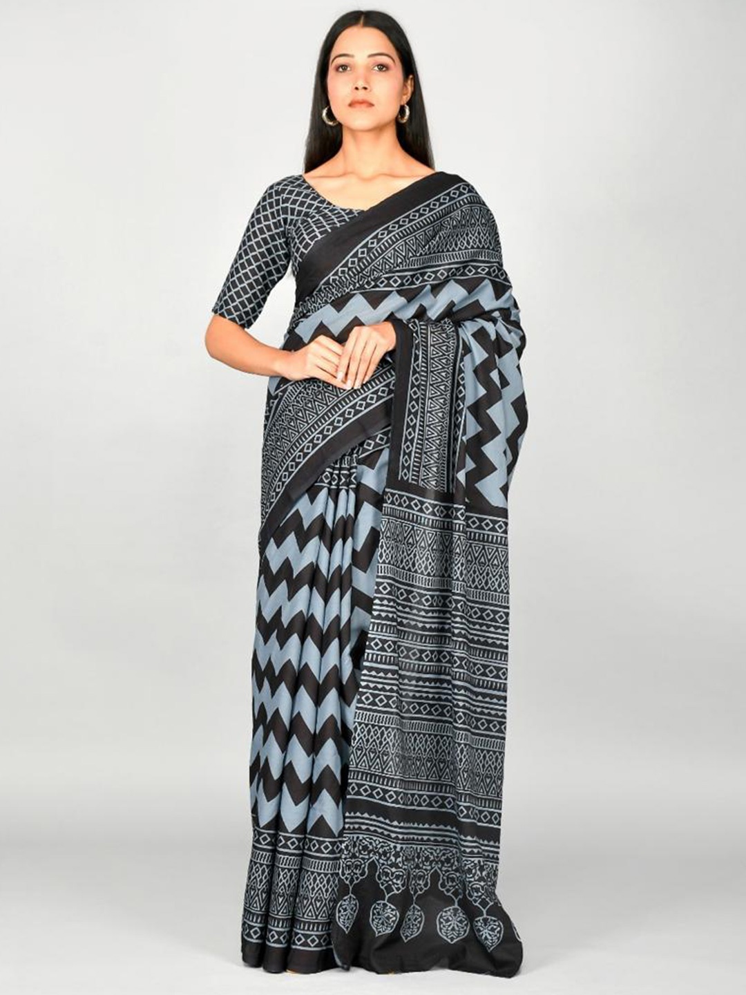 

TROPWEAR Geometric Printed Pure Cotton Ikat Hand Block Saree, Black