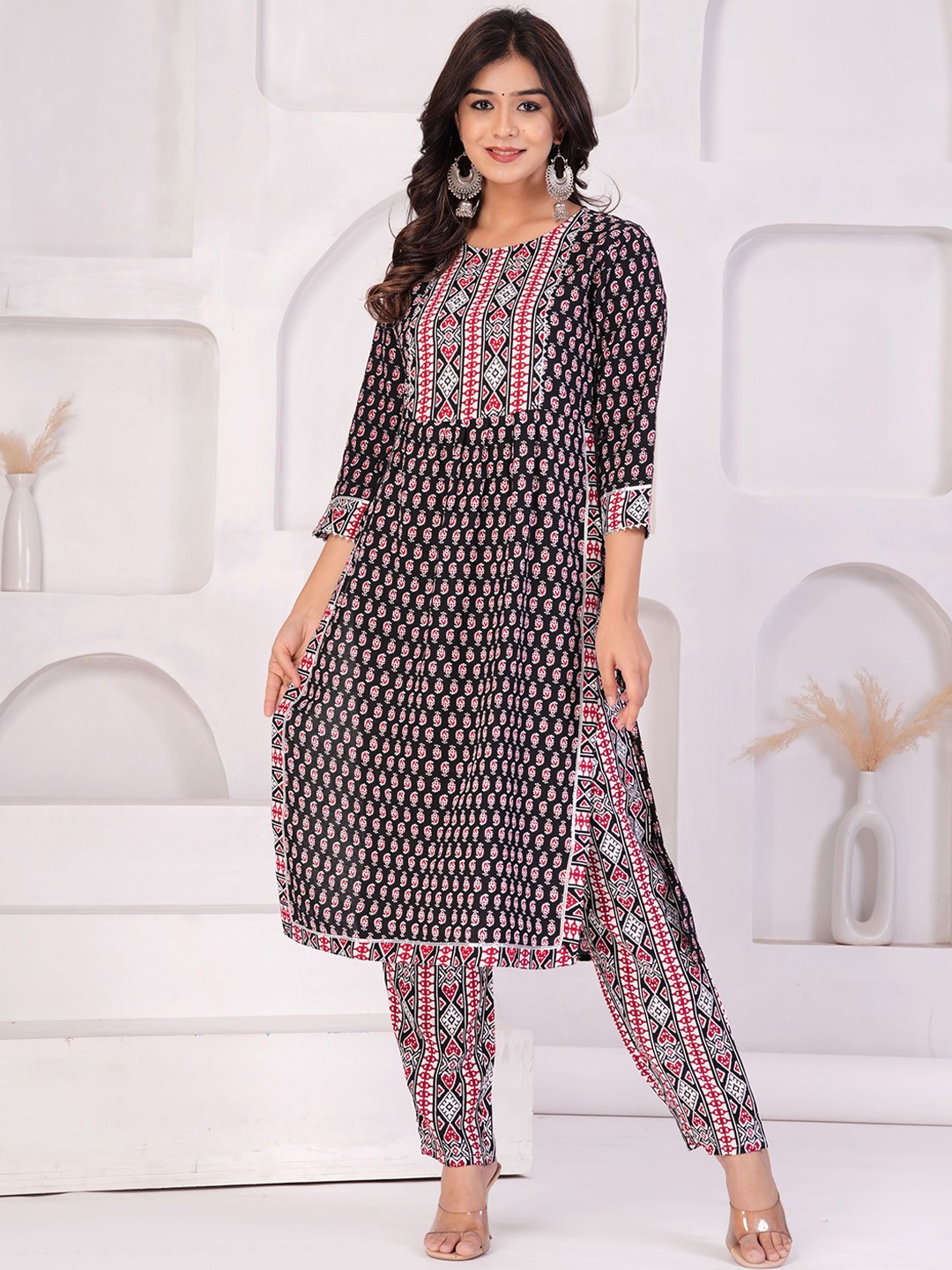 

BAESD Ethnic Motifs Printed Round Neck Straight Kurta with Trousers, Black