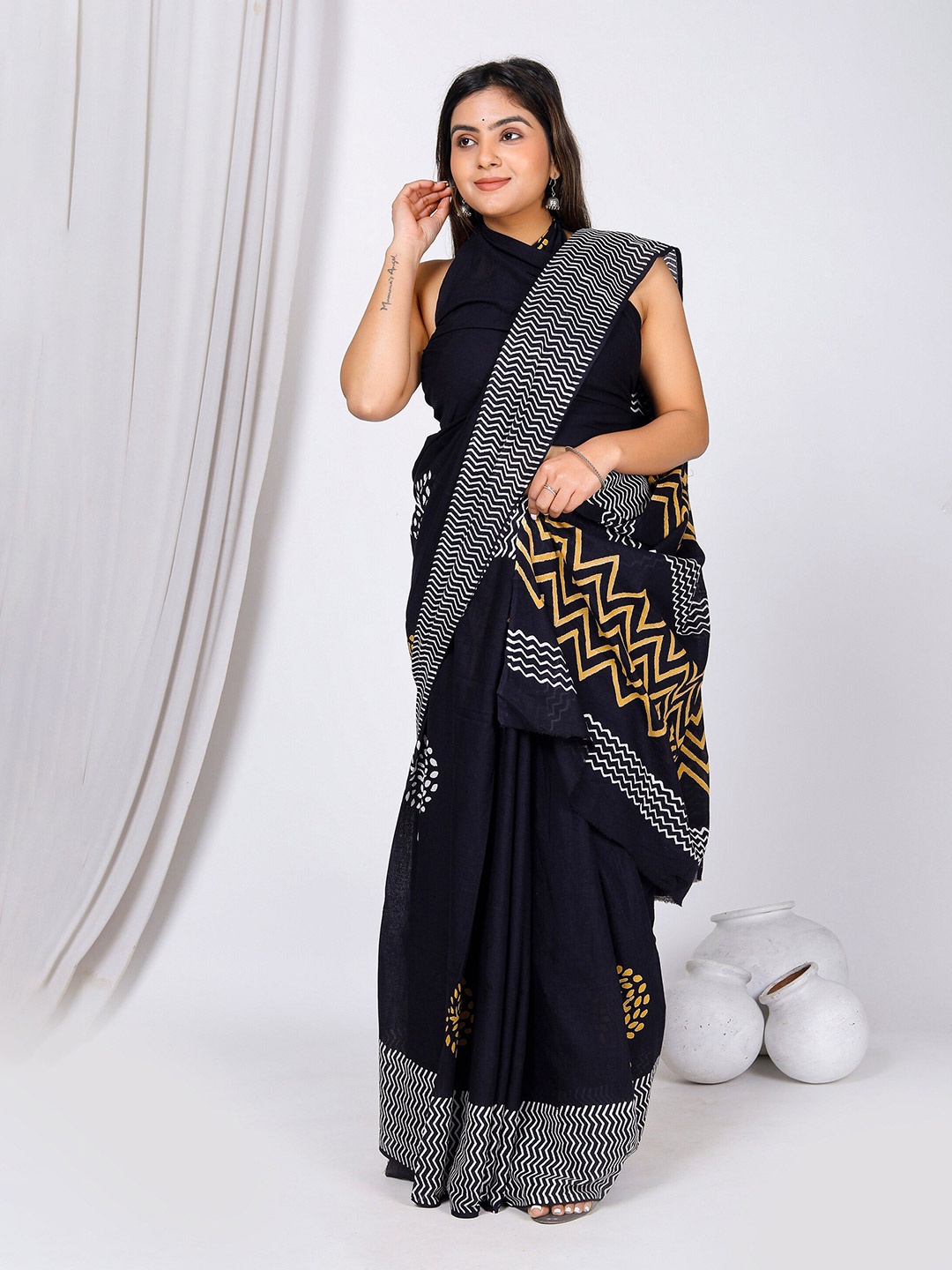 

JAIPURI BLOCK PRINT Ethnic Motifs Pure Cotton Block Print Saree, Black