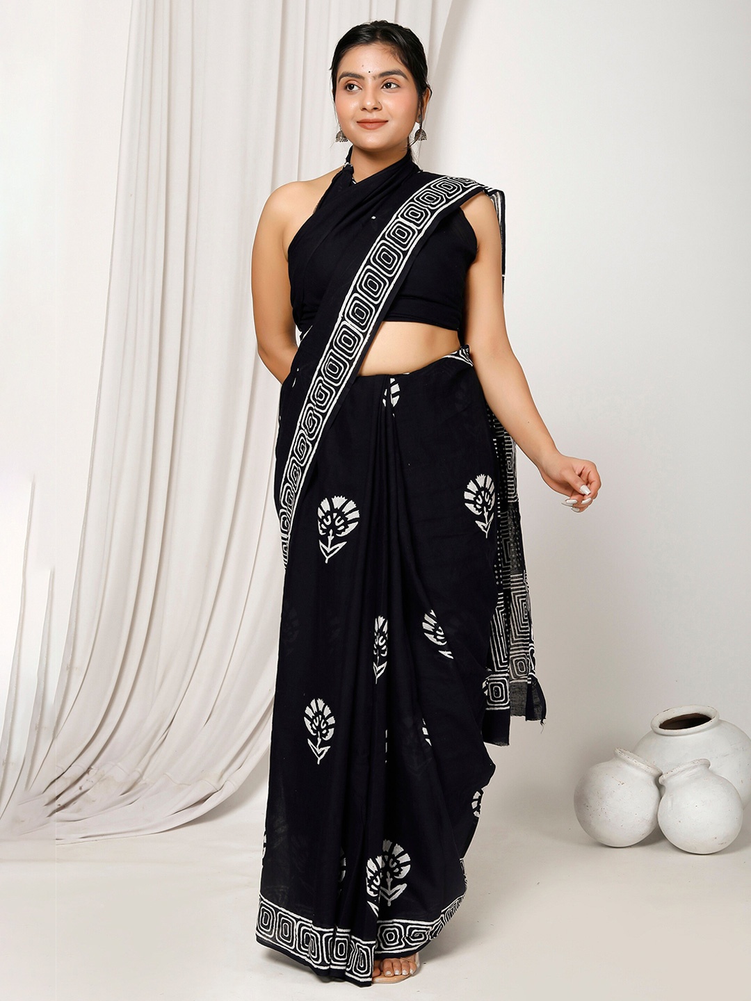 

JAIPURI BLOCK PRINT Floral Printed Pure Cotton Block Print Saree, Black