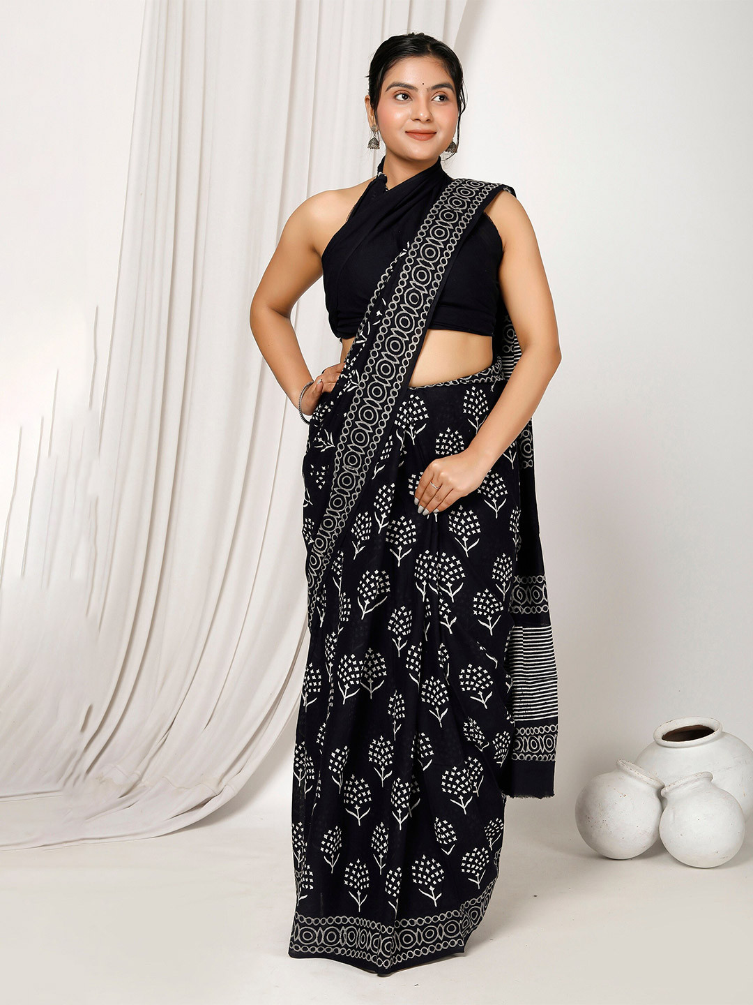

JAIPURI BLOCK PRINT Floral Printed Pure Cotton Block Print Saree, Black