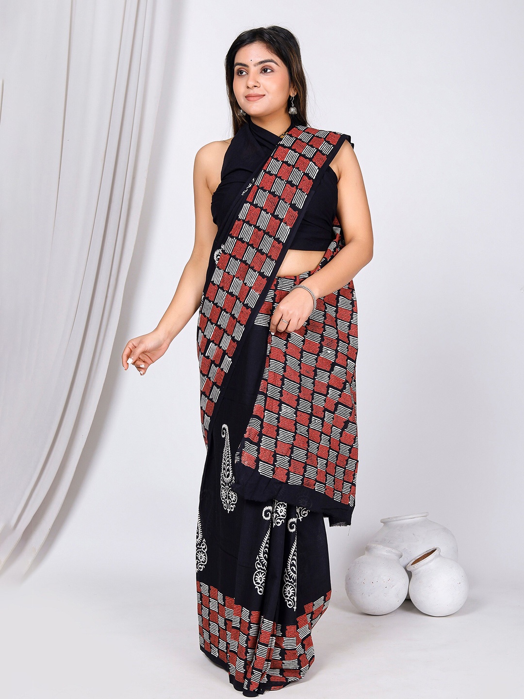 

JAIPURI BLOCK PRINT Ethnic Motifs Printed Pure Cotton Block Print Saree, Black