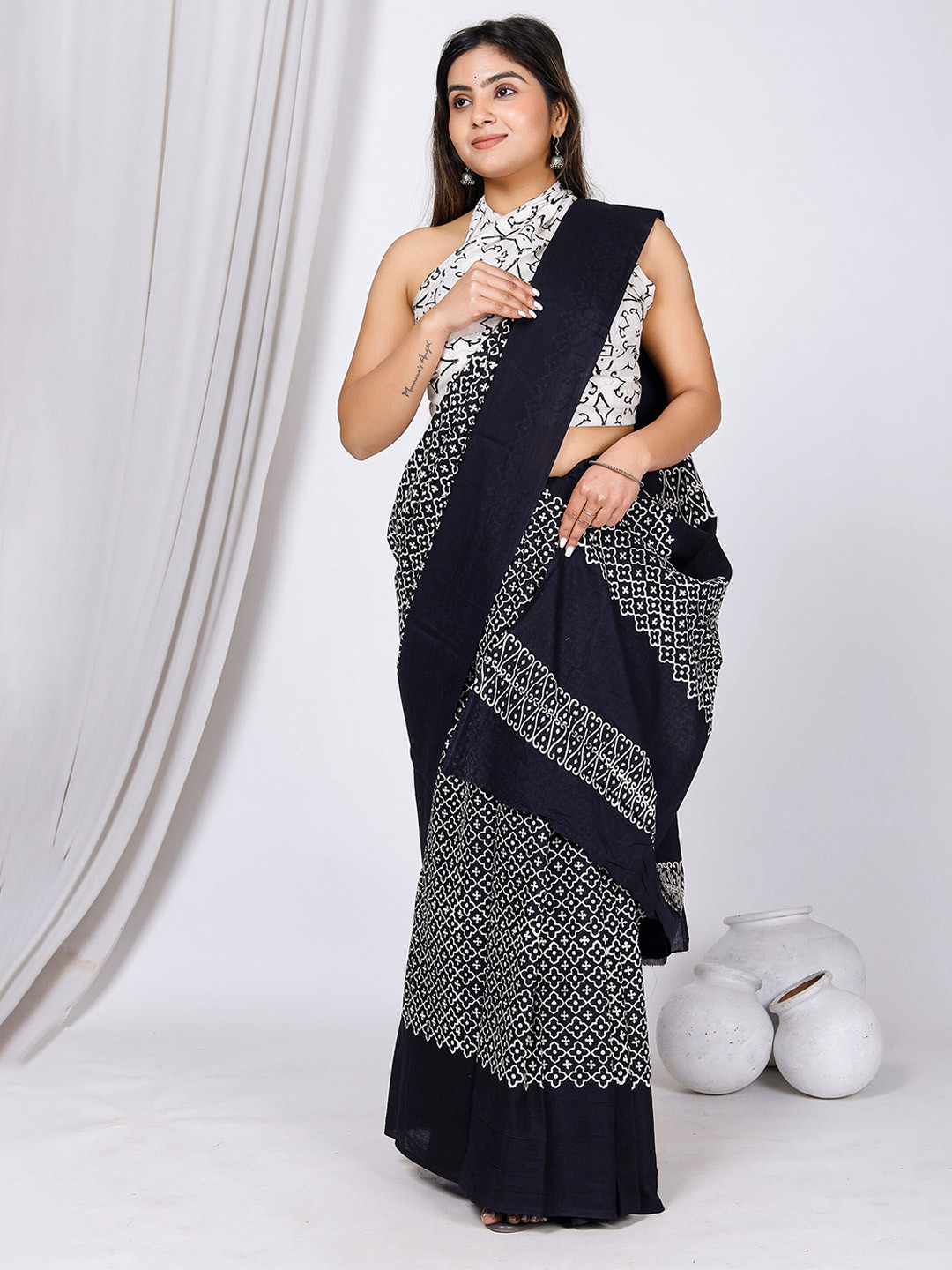 

JAIPURI BLOCK PRINT Floral Printed Pure Cotton Block Print Saree, Black