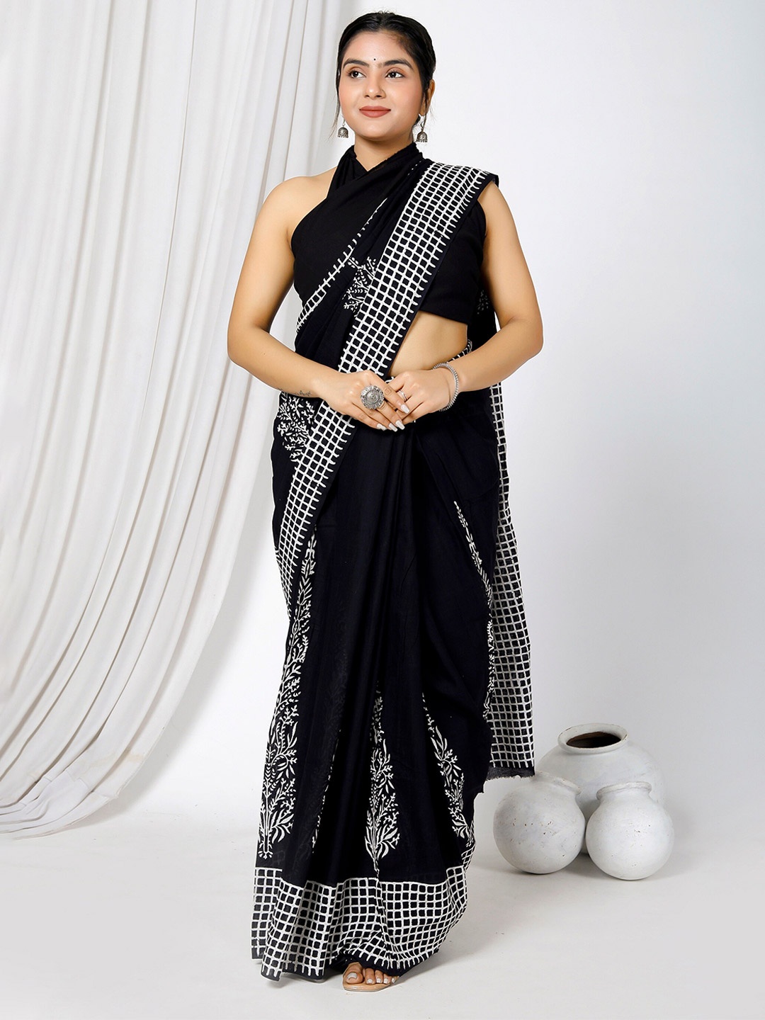 

JAIPURI BLOCK PRINT Floral Printed Pure Cotton Block Print Saree, Black