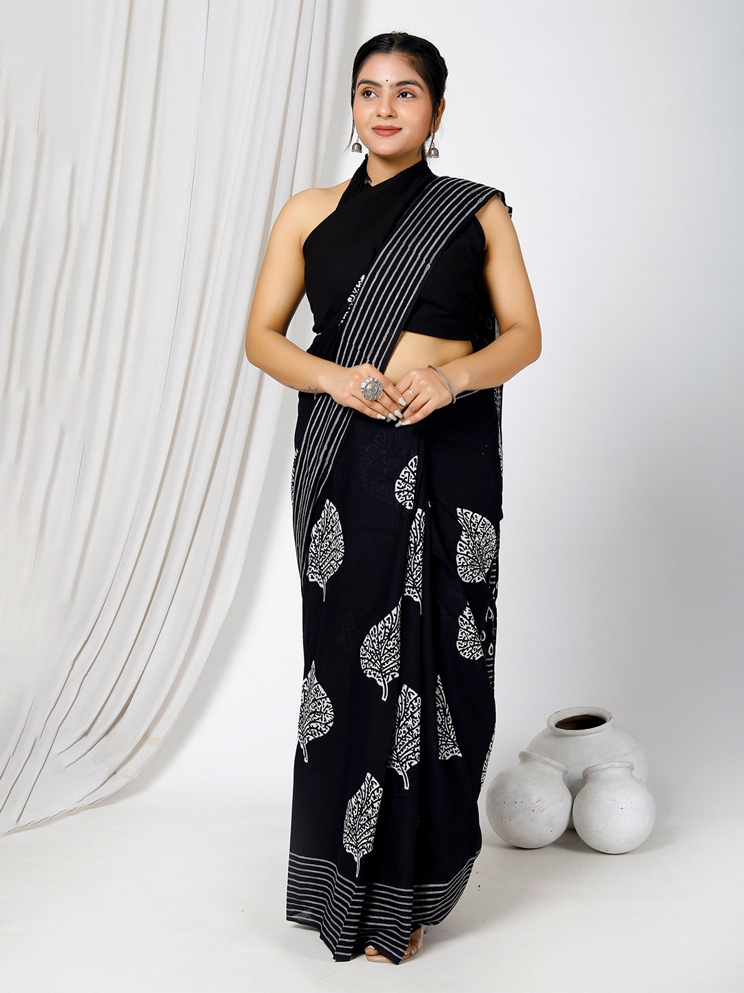 

JAIPURI BLOCK PRINT Floral Printed Pure Cotton Block Print Saree, Black