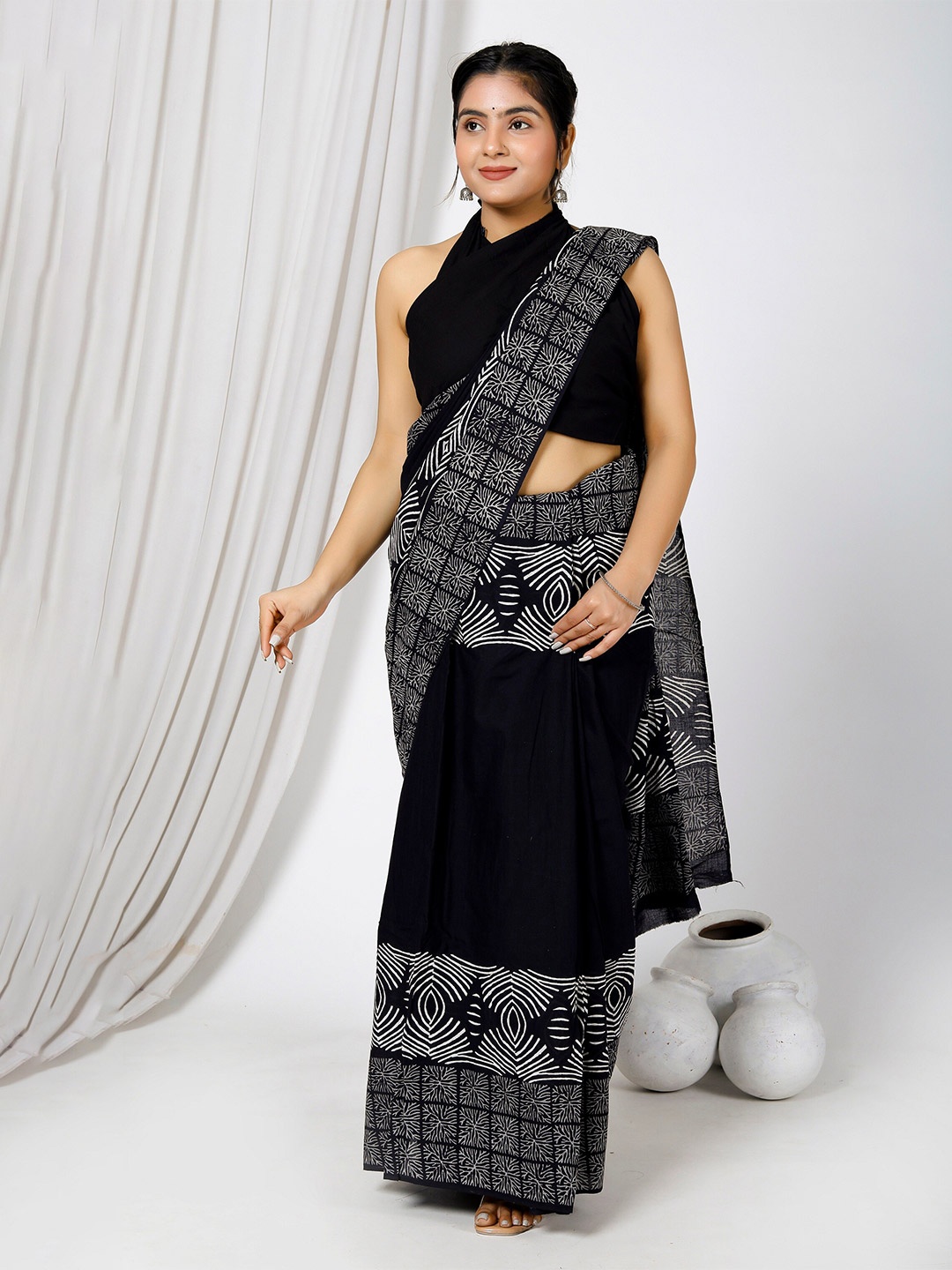 

JAIPURI BLOCK PRINT Ethnic Motifs Printed Pure Cotton Block Print Saree, Black