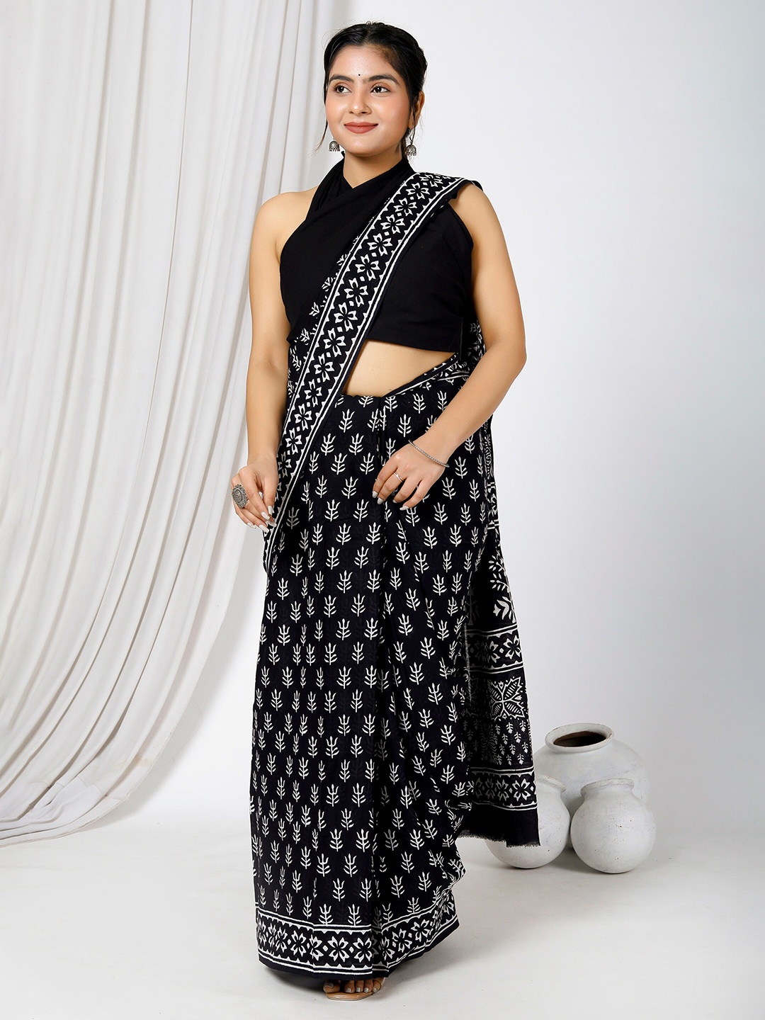 

JAIPURI BLOCK PRINT Floral Printed Pure Cotton Ikat Saree, Black