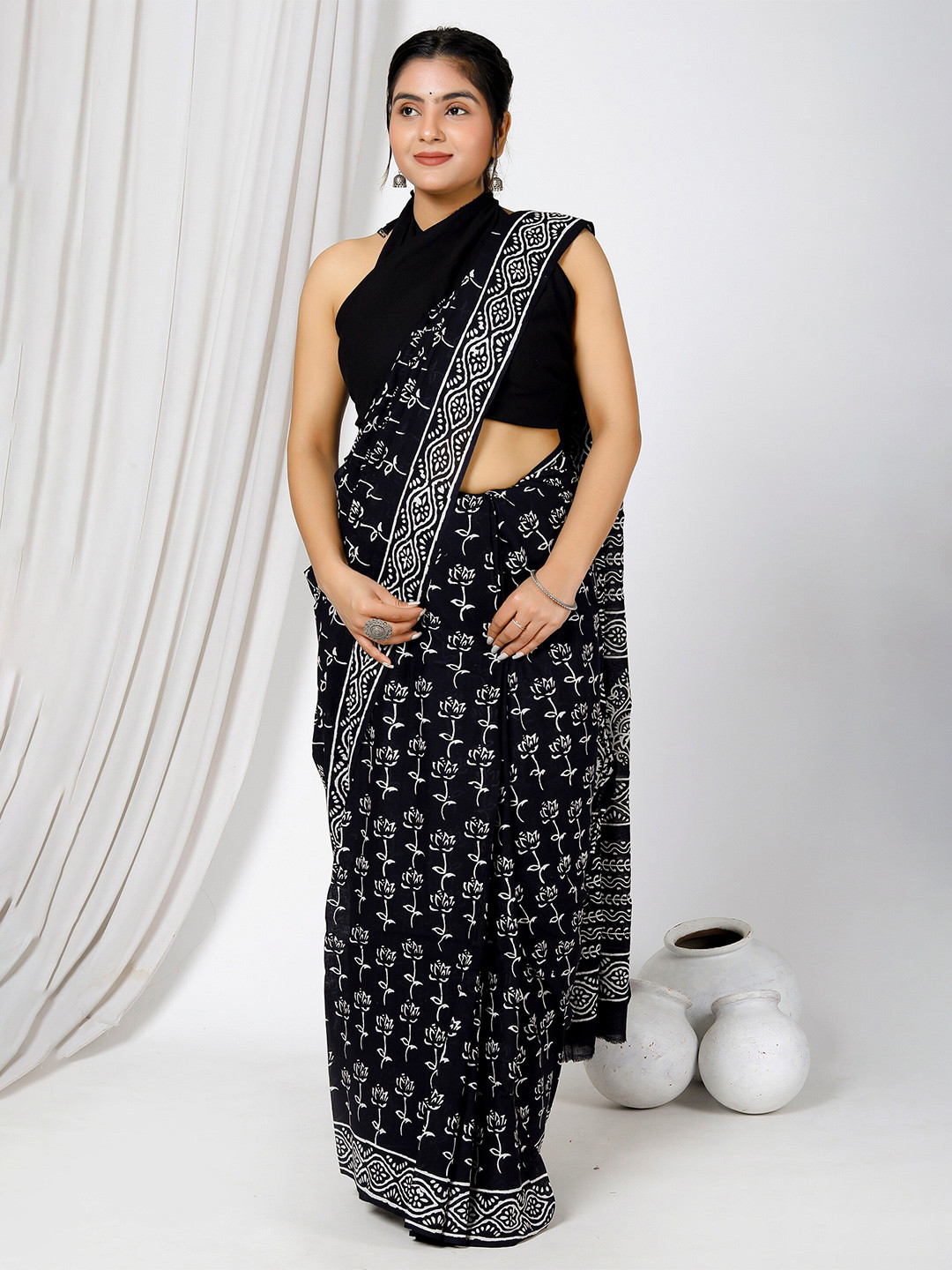 

JAIPURI BLOCK PRINT Floral Pure Cotton Ikat Saree, Black