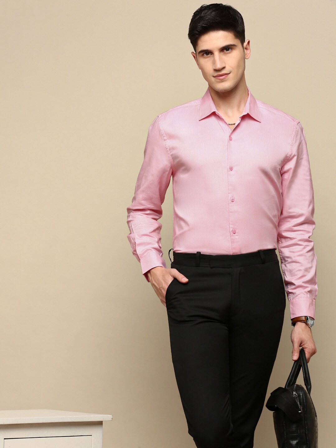 

INVICTUS Spread Collar Standard Slim Fit Cotton Opaque Formal Shirt, Pink