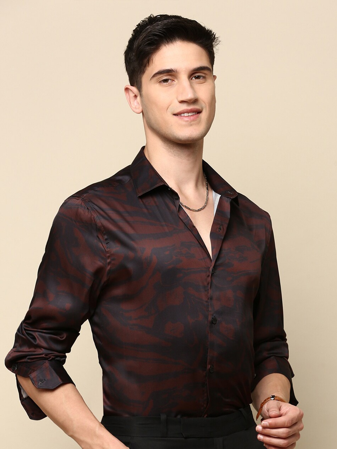 

INVICTUS Spread Collar Slim Fit Abstract Printed Opaque Party Shirt, Navy blue