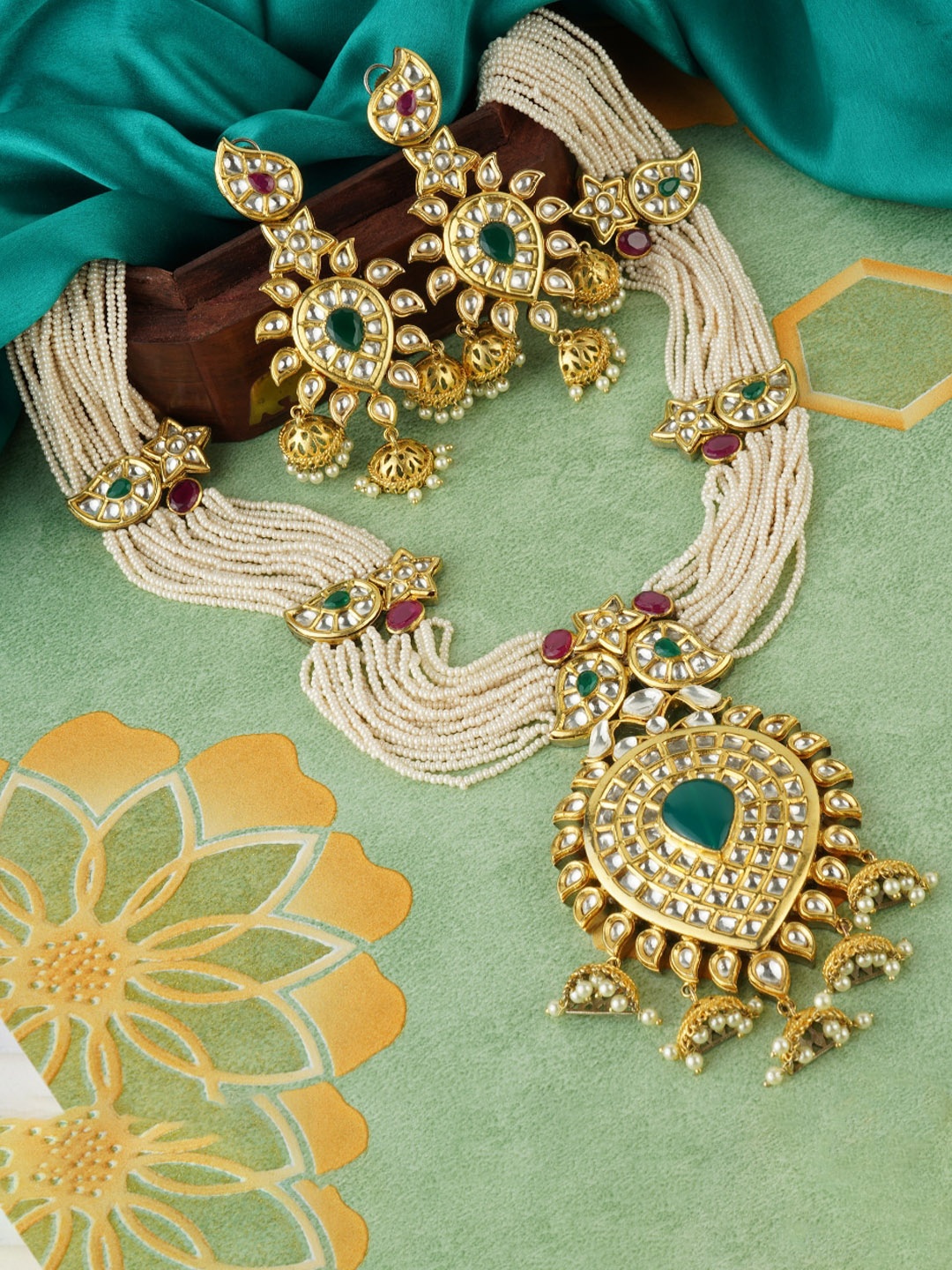 

AURAA TRENDS 22KT Gold-Plated Kundan Studded & Beaded Necklace & Earrings